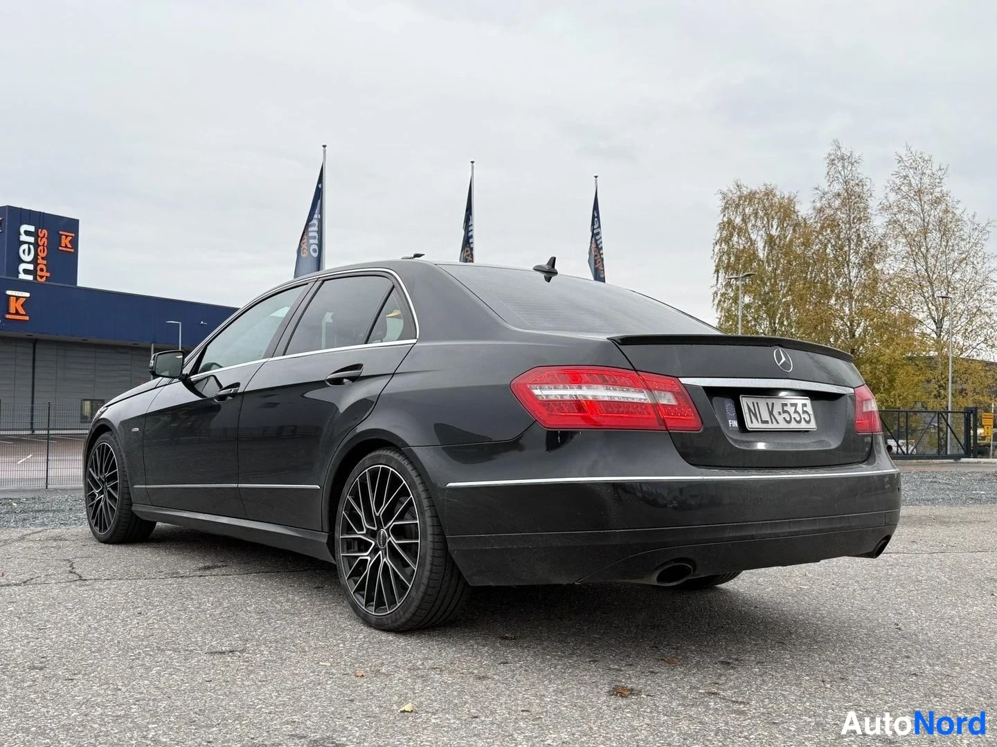 Musta Mercedes-Benz E 350 CDI 2011, takaviisto, kuva 3