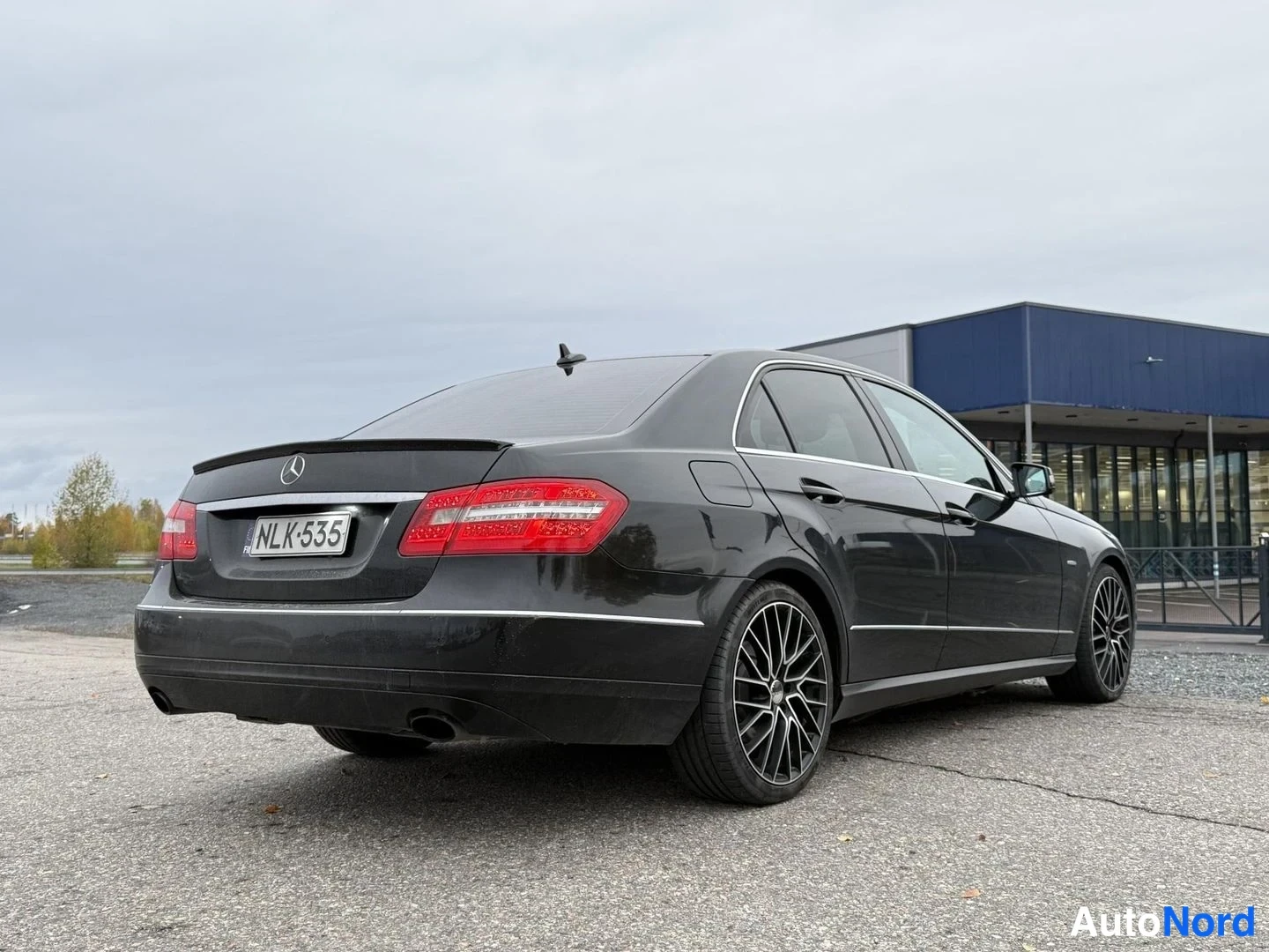 Musta Mercedes-Benz E 350 CDI 2011, takaviisto, kuva 4