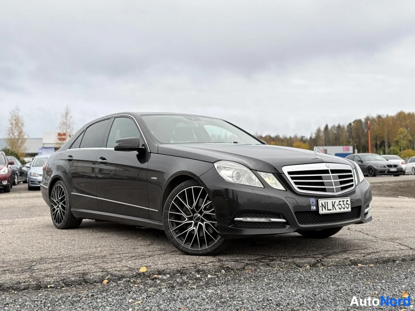 Musta Mercedes-Benz E 350 CDI 2011, etuviisto, keula oikealle, kuva 2