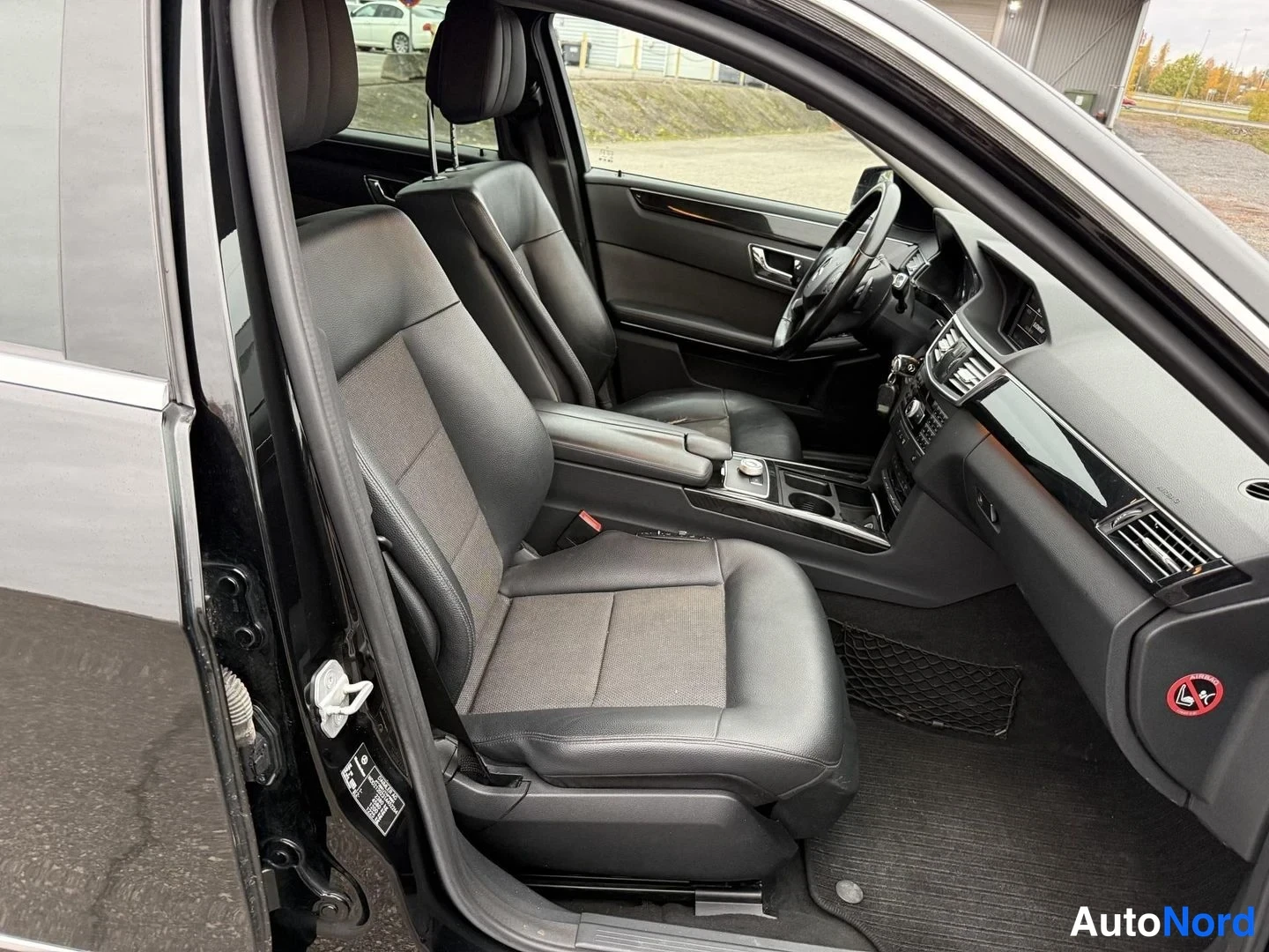 Musta Mercedes-Benz E 350 CDI 2011, etuistuimet, kuva 9