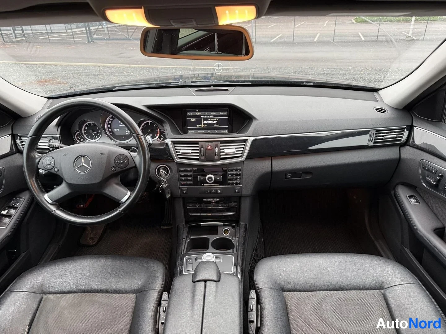 Musta Mercedes-Benz E 350 CDI 2011, ohjaamo, kuva 5