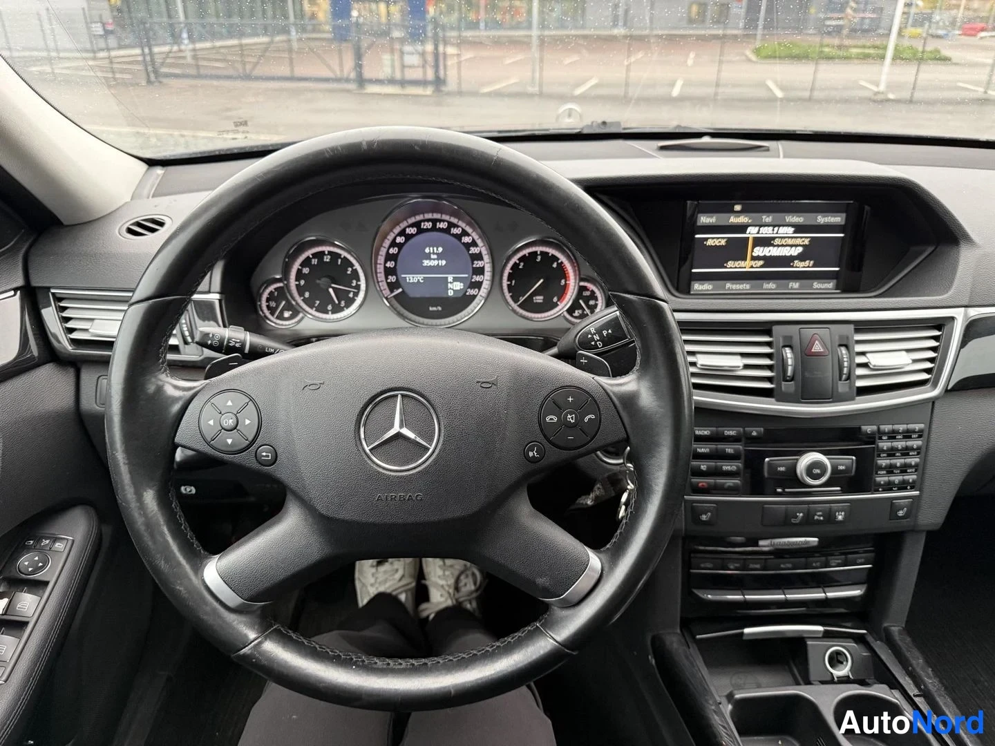 Musta Mercedes-Benz E 350 CDI 2011, ohjaamo, kuva 6