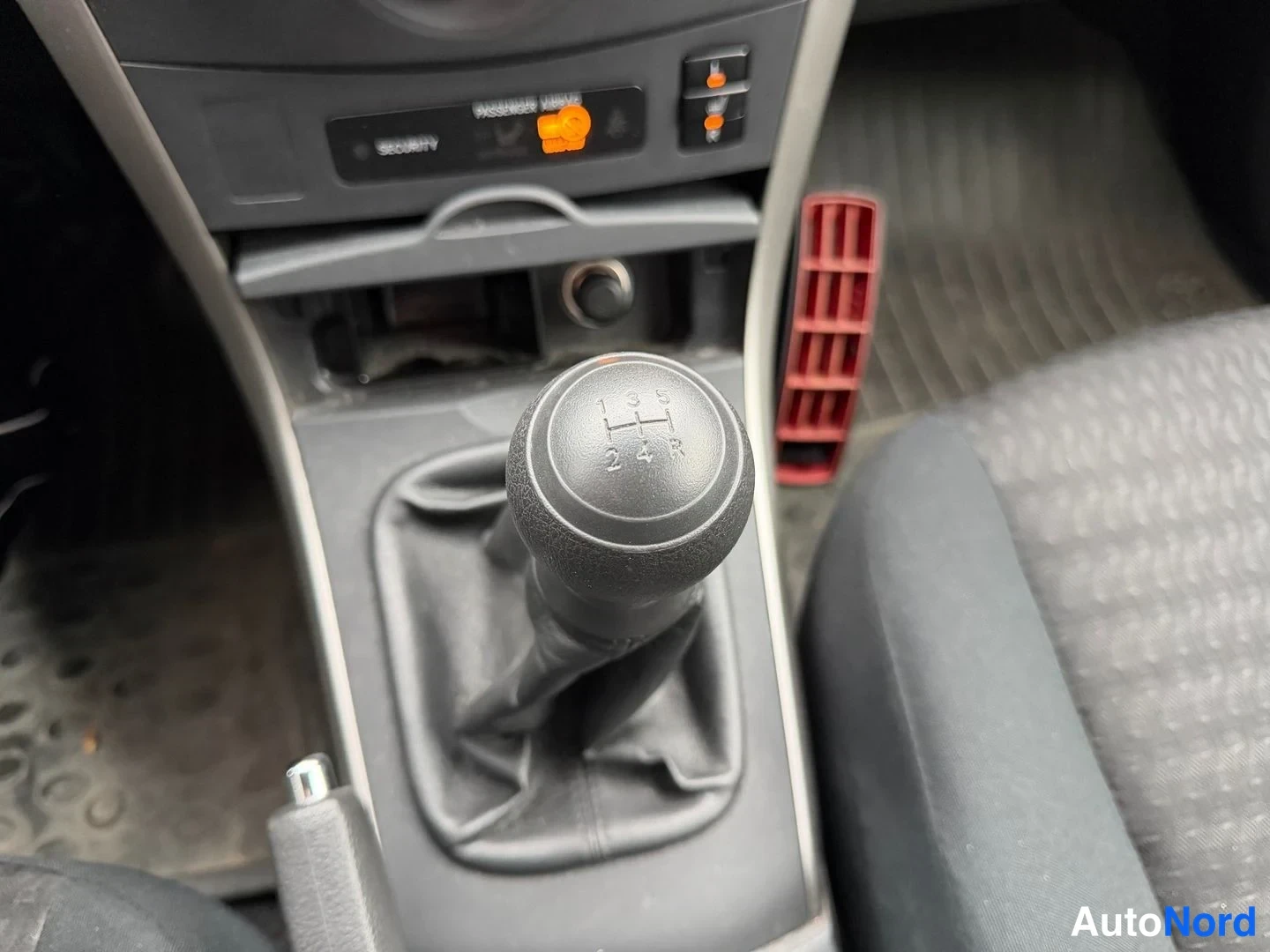 Punainen Toyota Corolla 2007, yksityiskohta, kuva 15