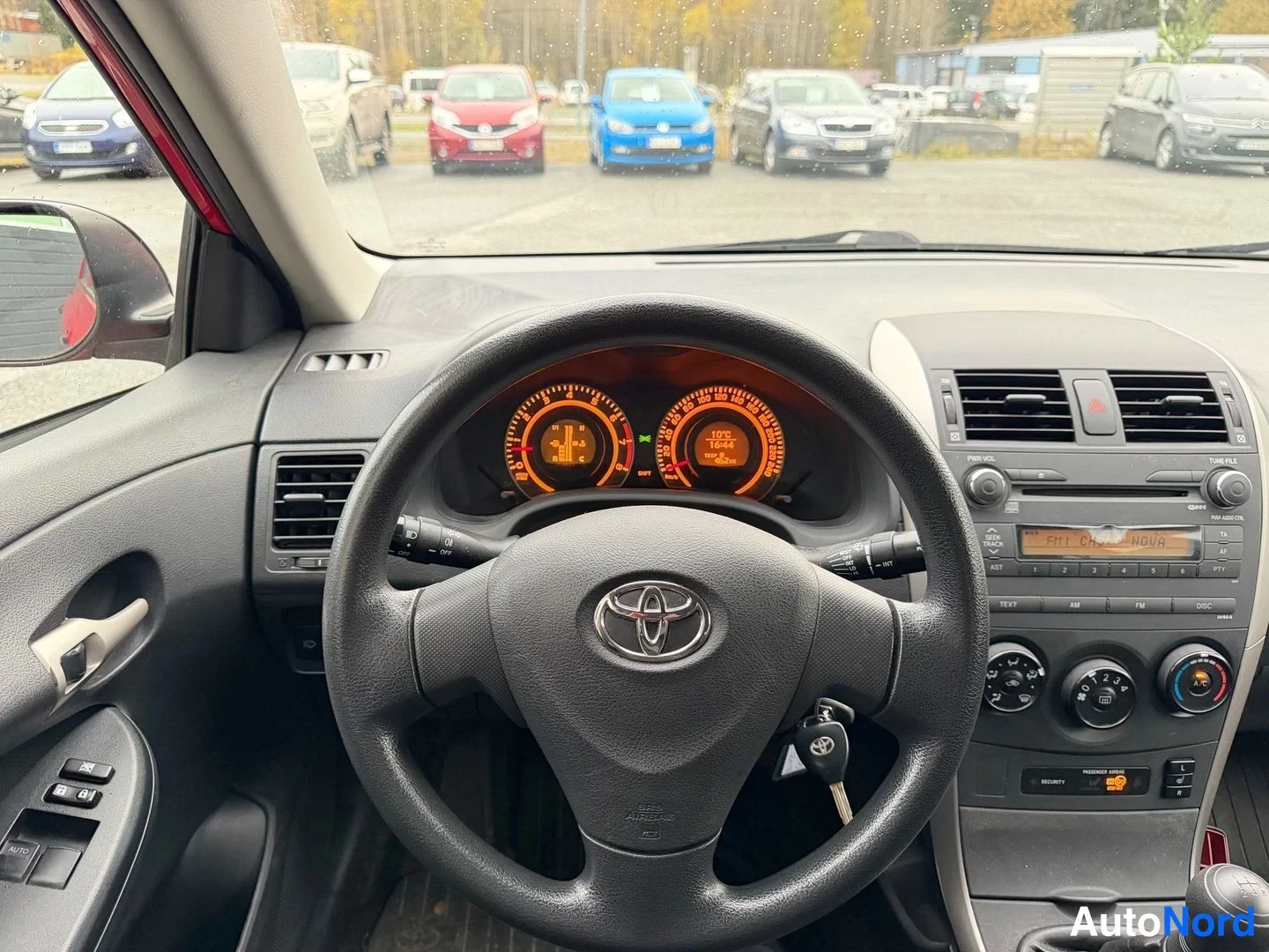 Punainen Toyota Corolla 2007, ohjaamo, kuva 5