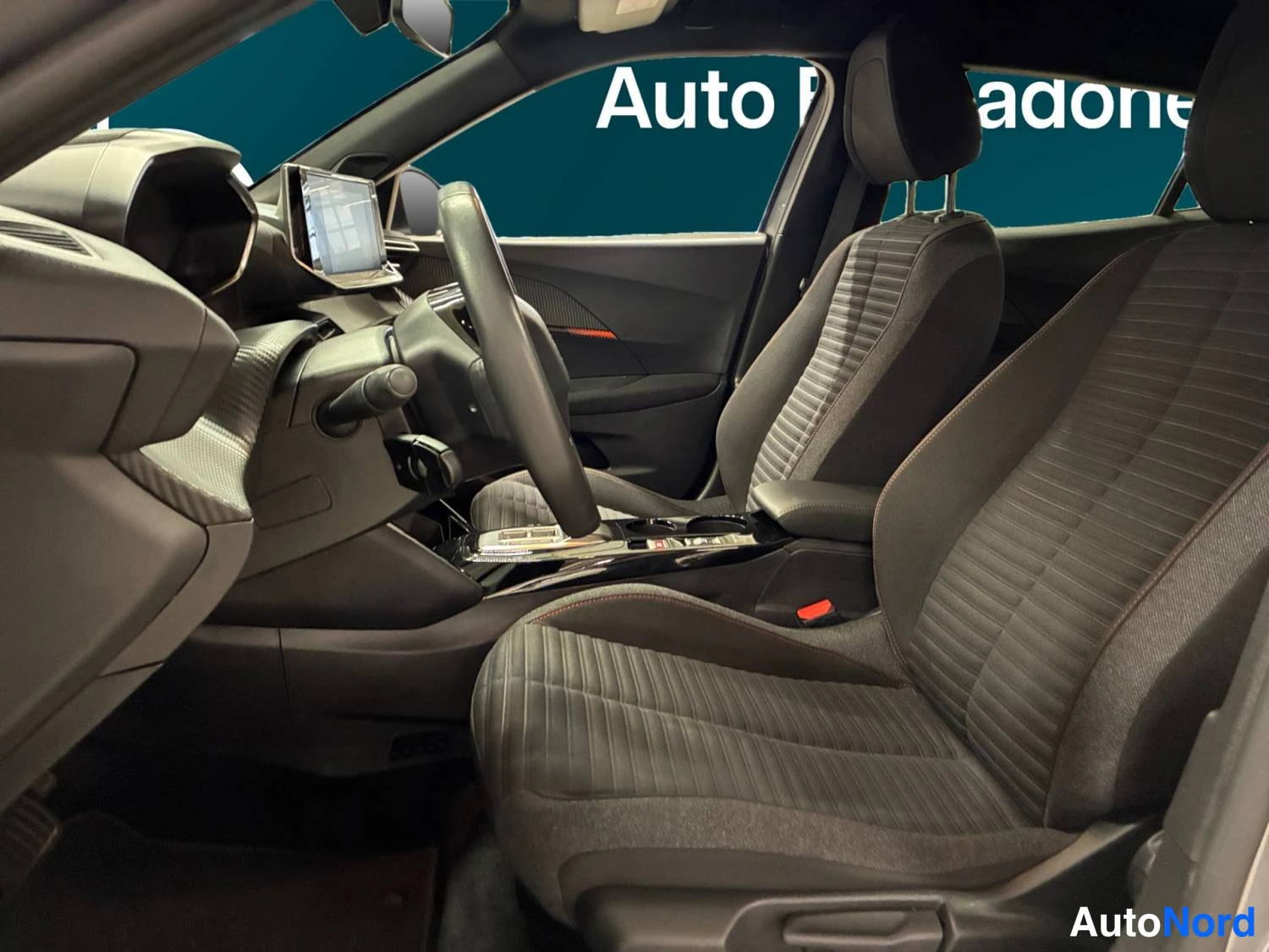 Hopea Peugeot E-2008 2023, etuistuimet, kuva 11