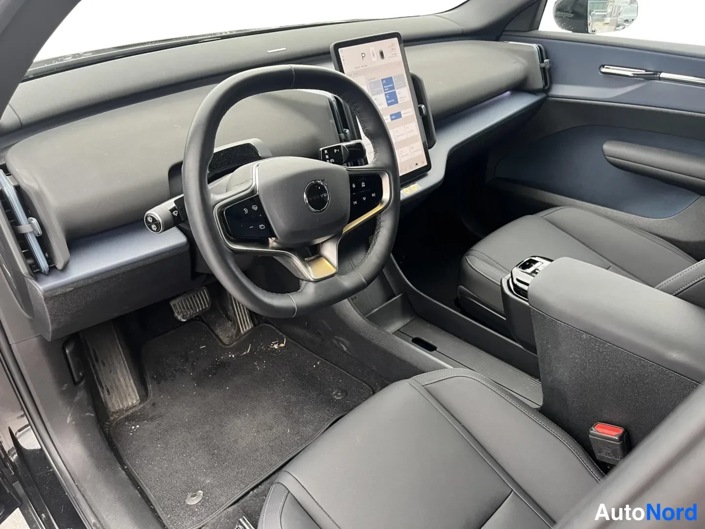 Musta Volvo EX30 2024, ohjaamo, kuva 10