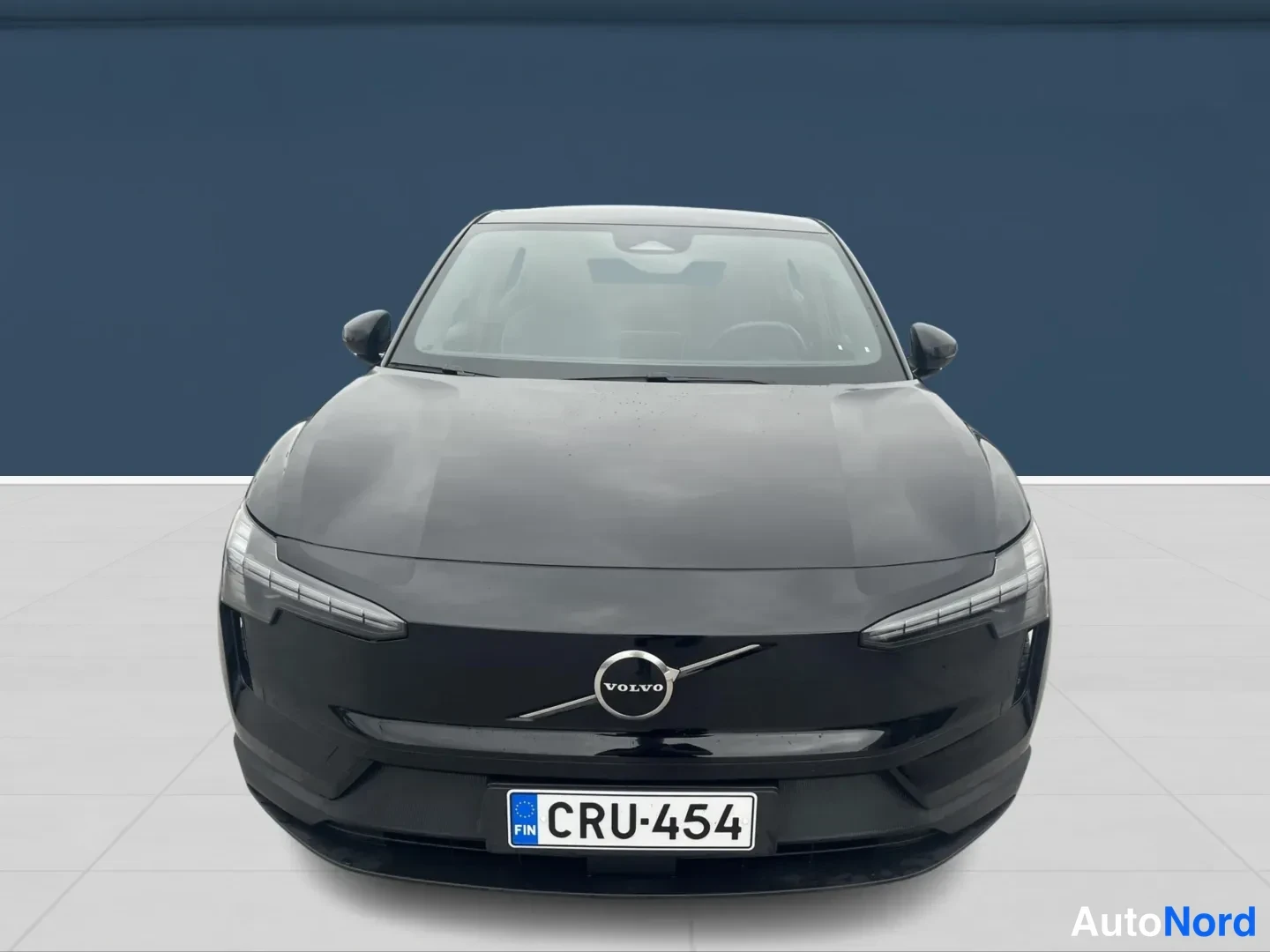 Musta Volvo EX30 2024, edestä, kuva 4