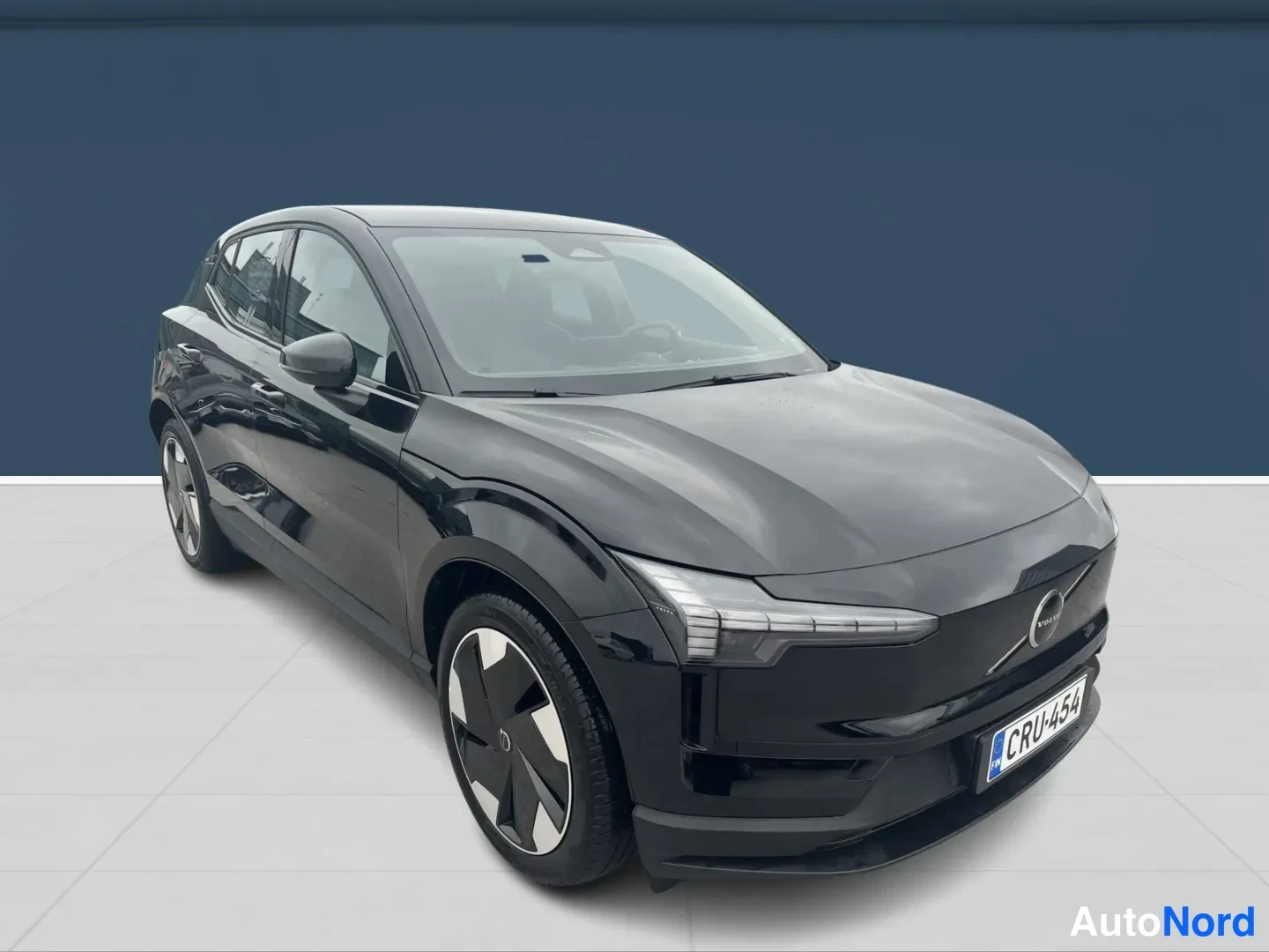 Musta Volvo EX30 2024, etuviisto, keula oikealle, kuva 3