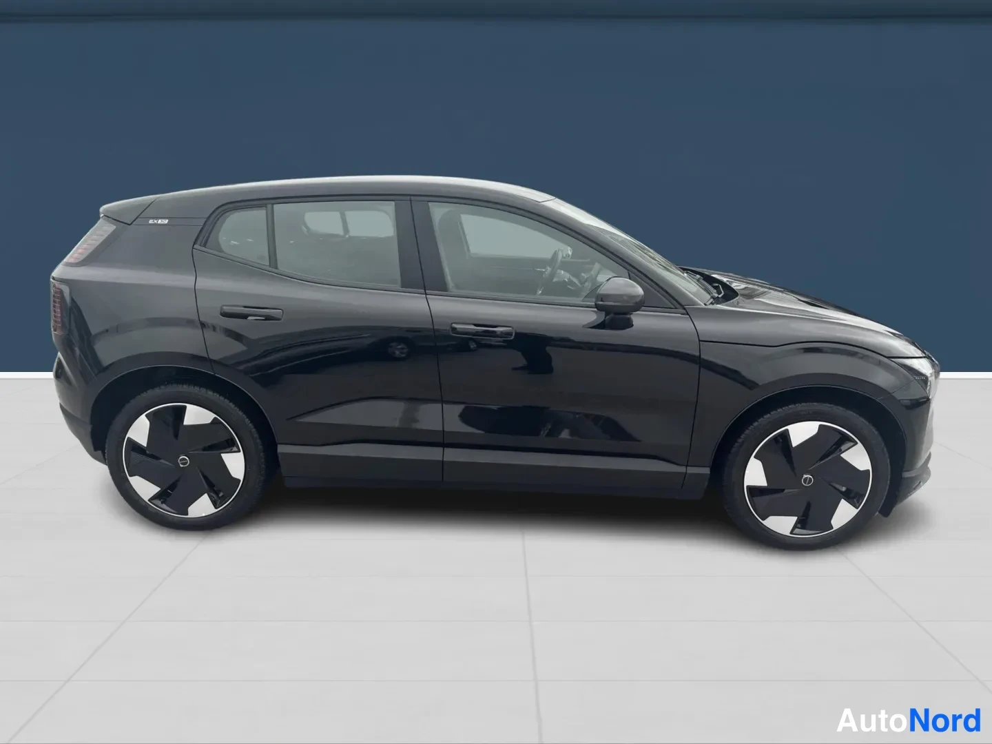Musta Volvo EX30 2024, sivulta, kuva 5