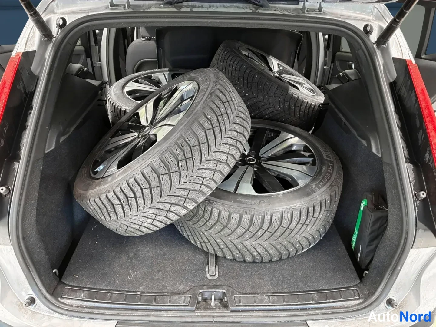 Hopea Volvo XC40 2024, tavaratila, kuva 8