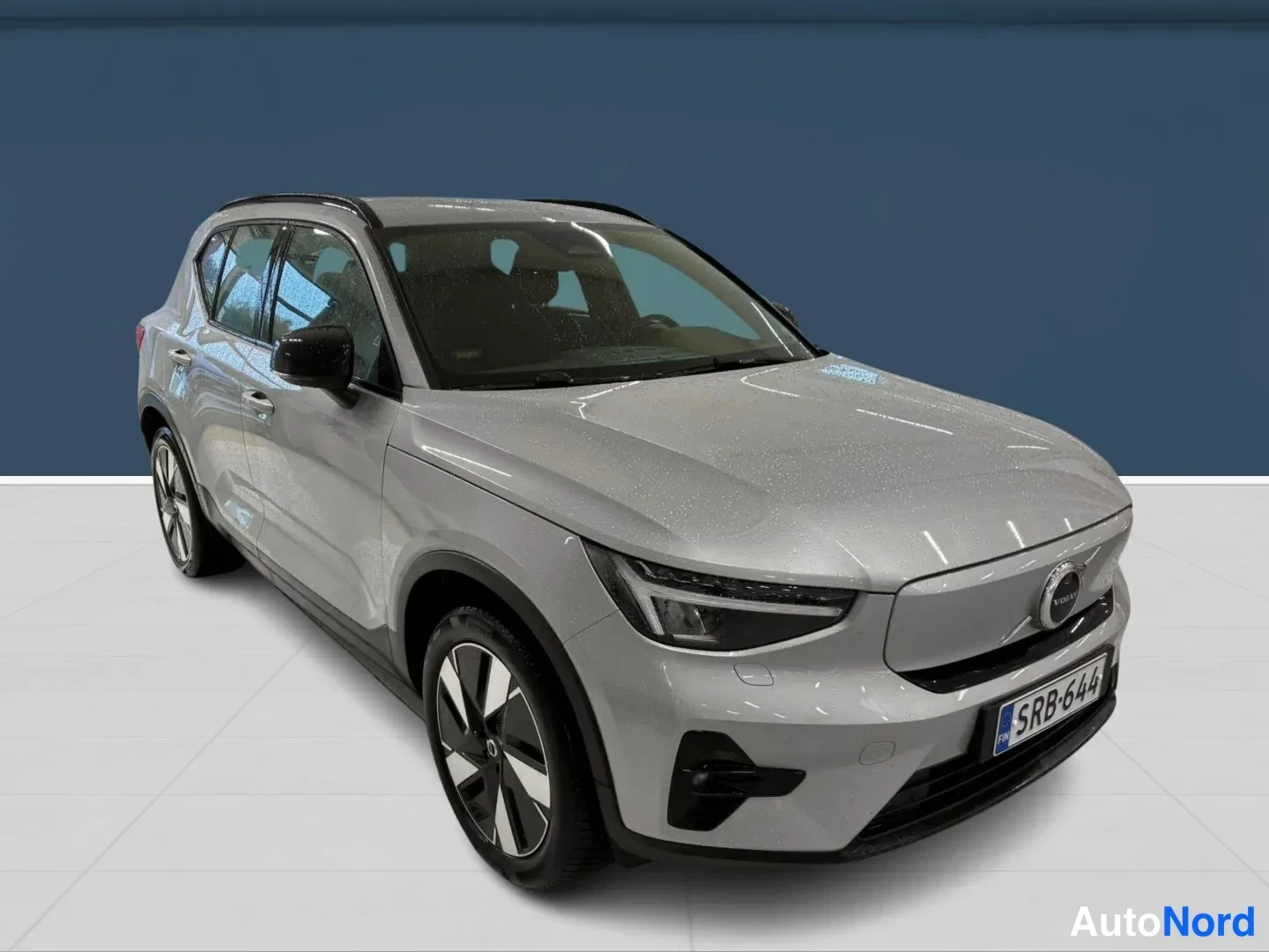 Hopea Volvo XC40 2024, etuviisto, keula oikealle, kuva 2