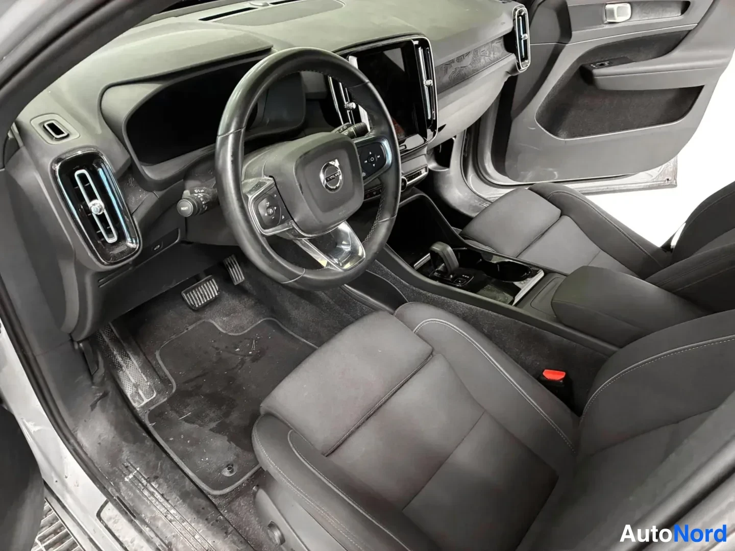 Hopea Volvo XC40 2024, ohjaamo, kuva 7