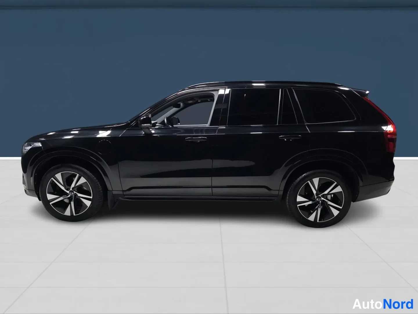 Musta Volvo XC90 2021, sivulta, kuva 4