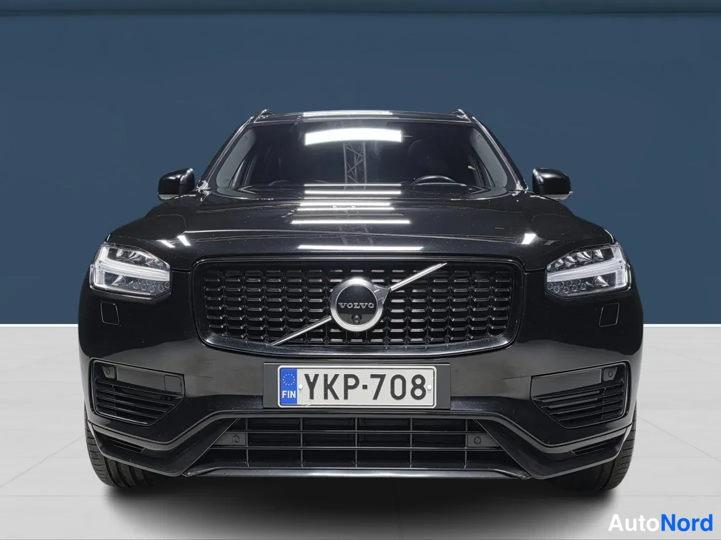 Musta Volvo XC90 2021, edestä, kuva 3