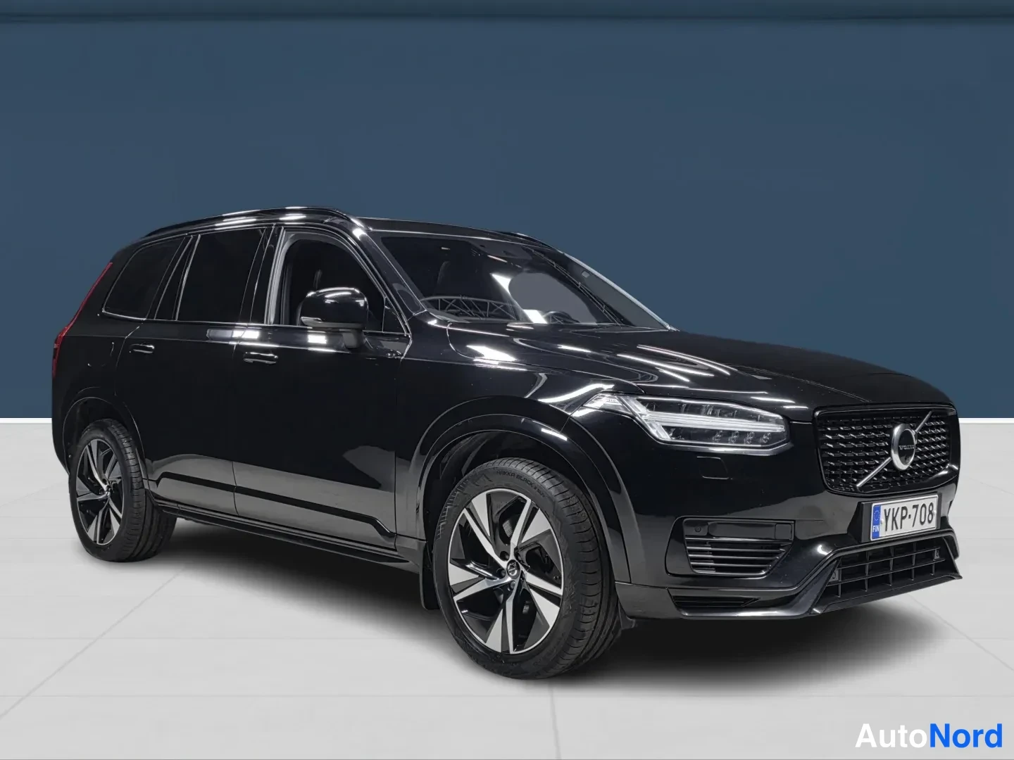 Musta Volvo XC90 2021, etuviisto, keula oikealle, kuva 2
