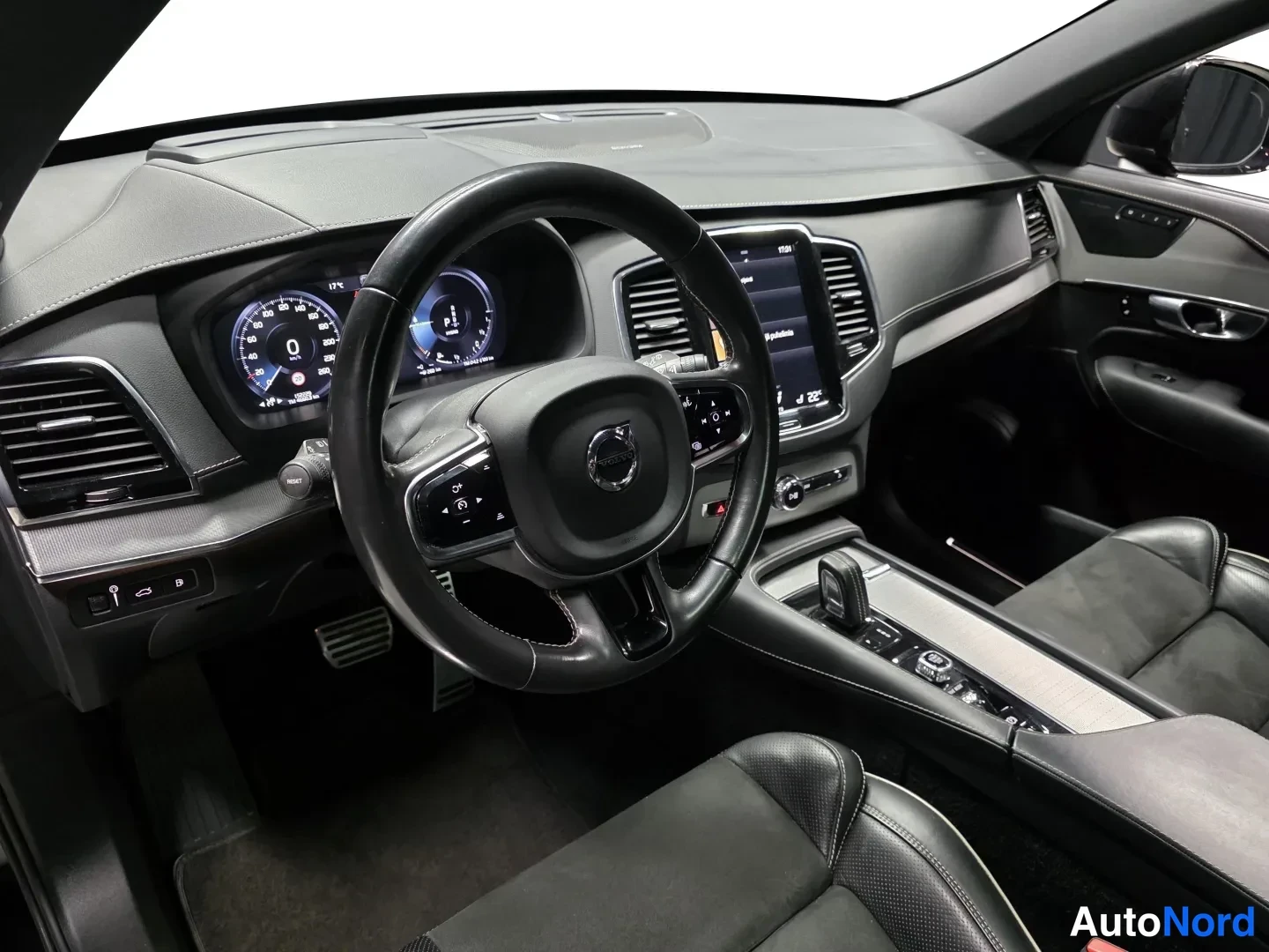 Musta Volvo XC90 2021, ohjaamo, kuva 7