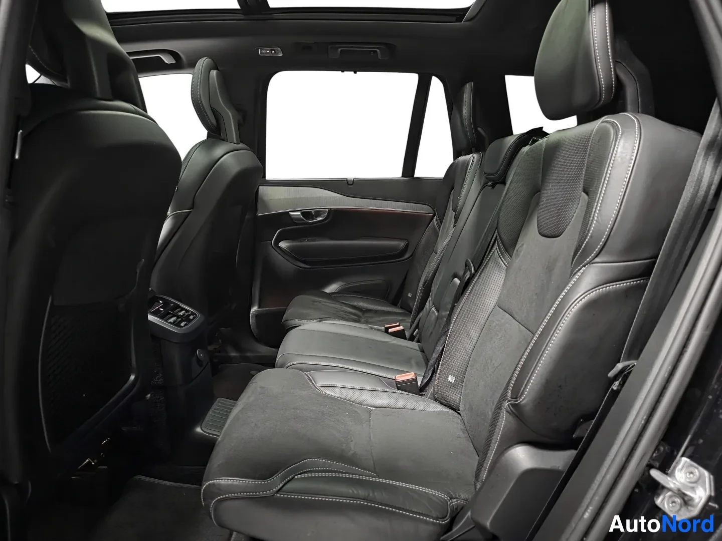 Musta Volvo XC90 2021, takaistuimet, kuva 14