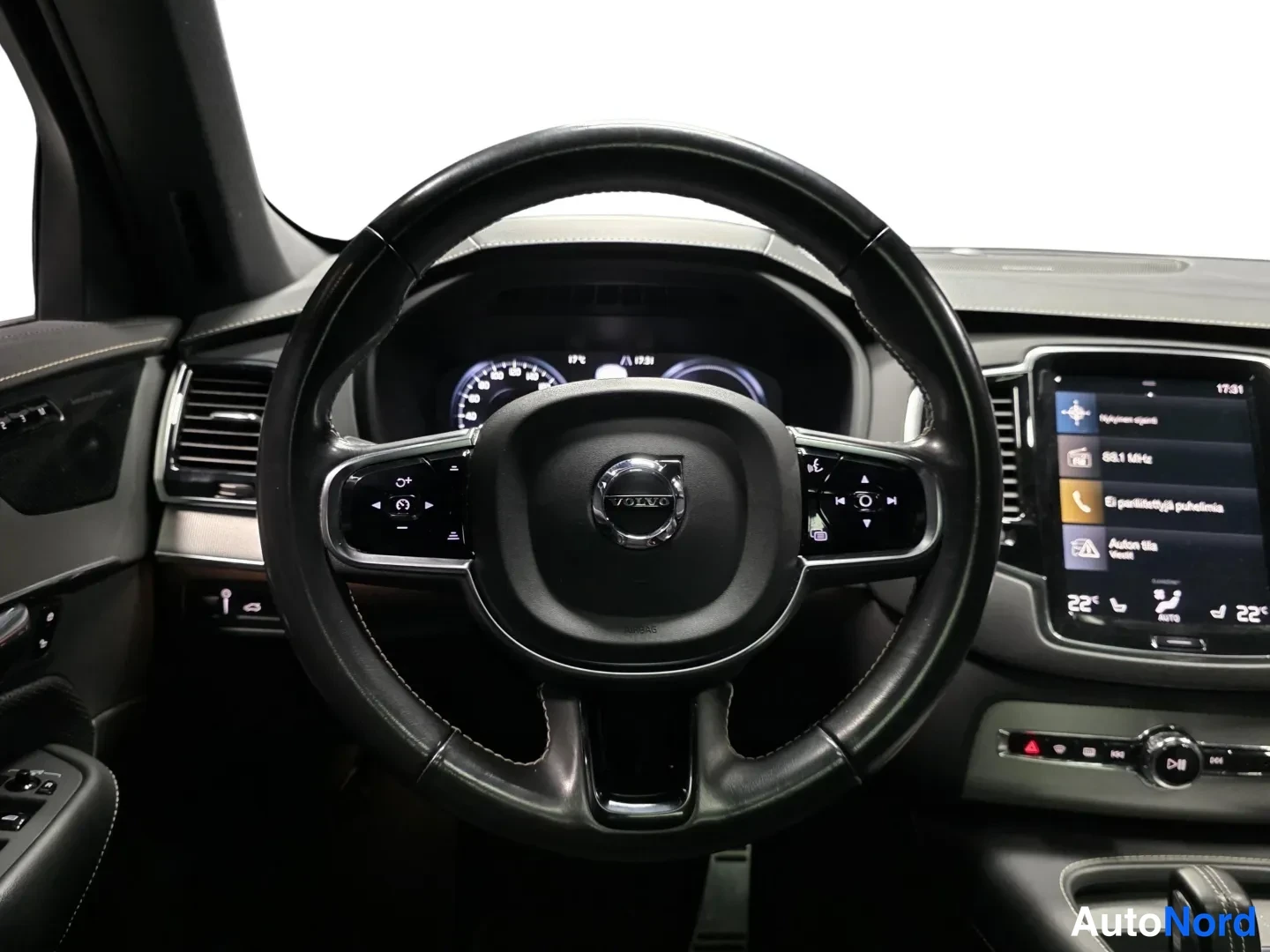 Musta Volvo XC90 2021, ohjaamo, kuva 8