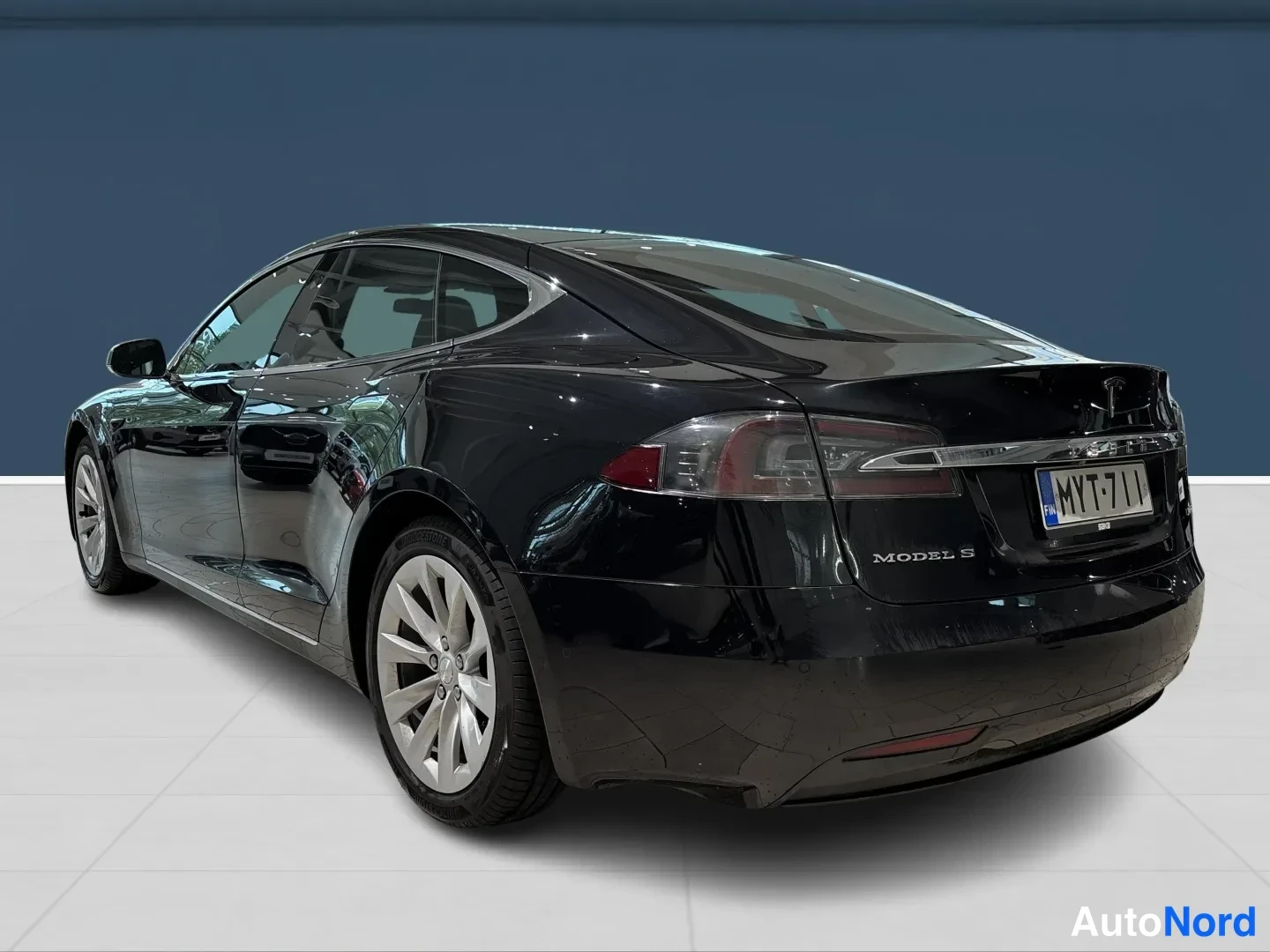 Musta Tesla Model S 2018, takaviisto, kuva 2