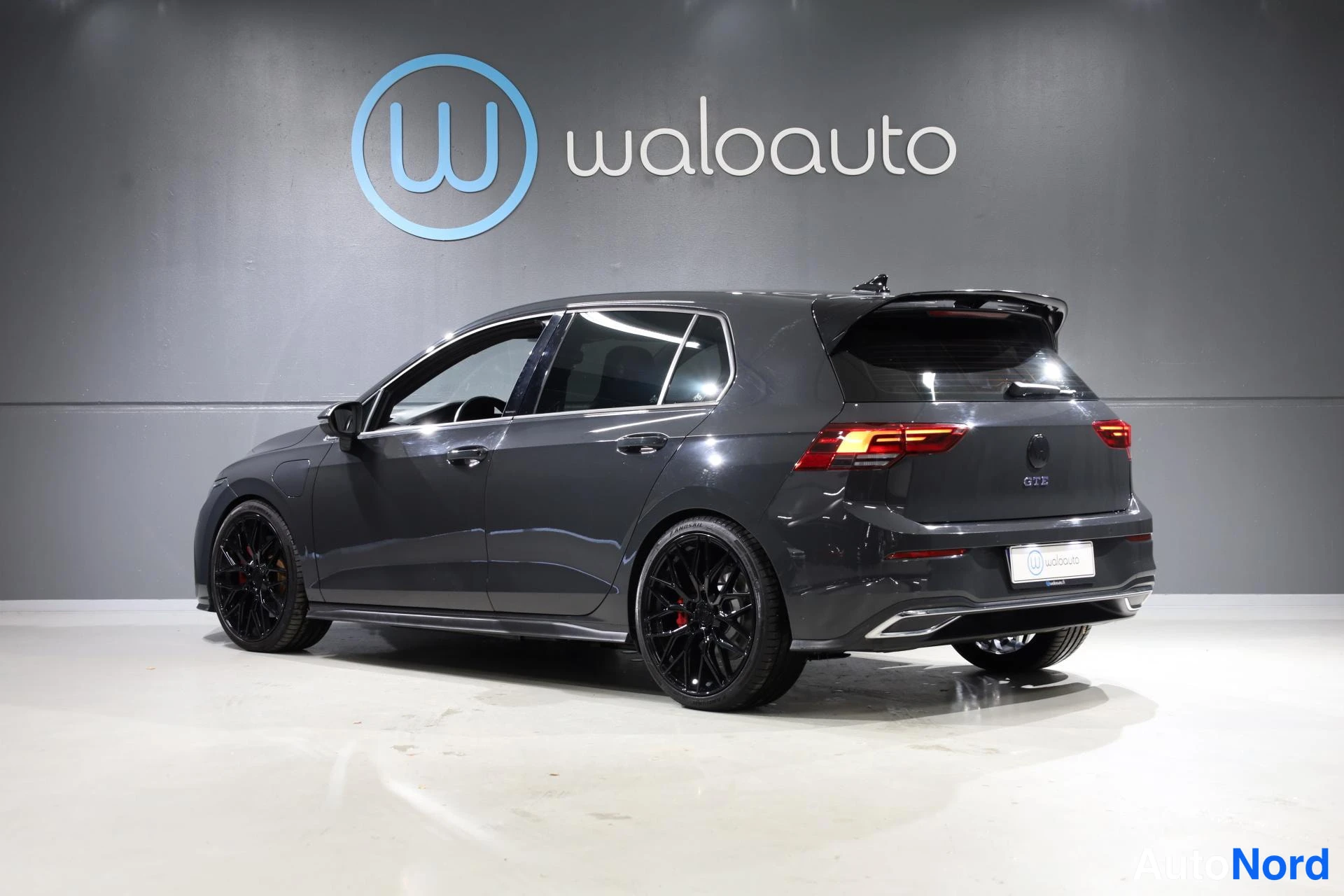 Grå Volkswagen Golf 2020, snett bakifrån, bild 6