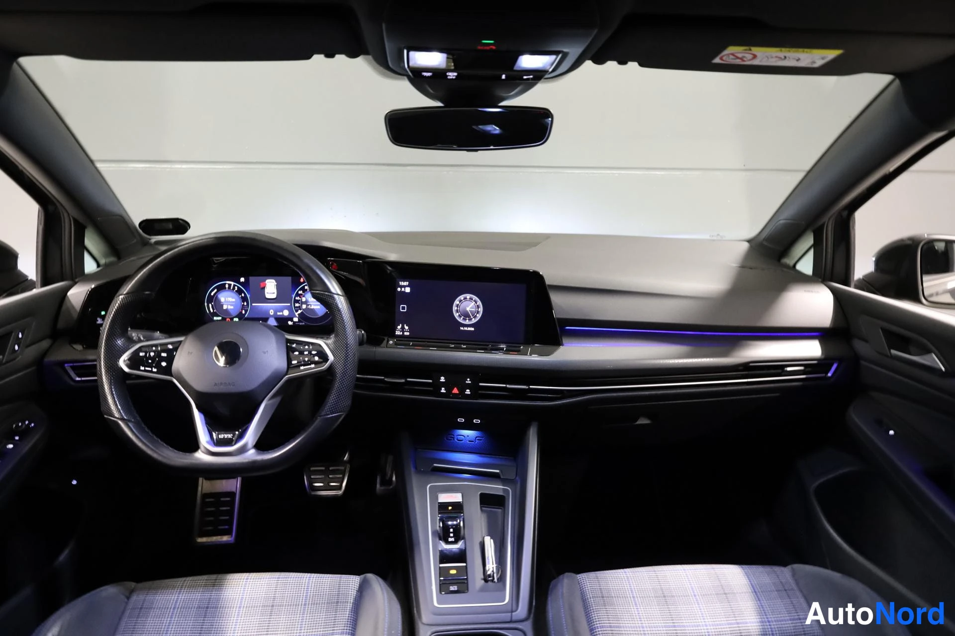 Grå Volkswagen Golf 2020, förarplats, bild 10