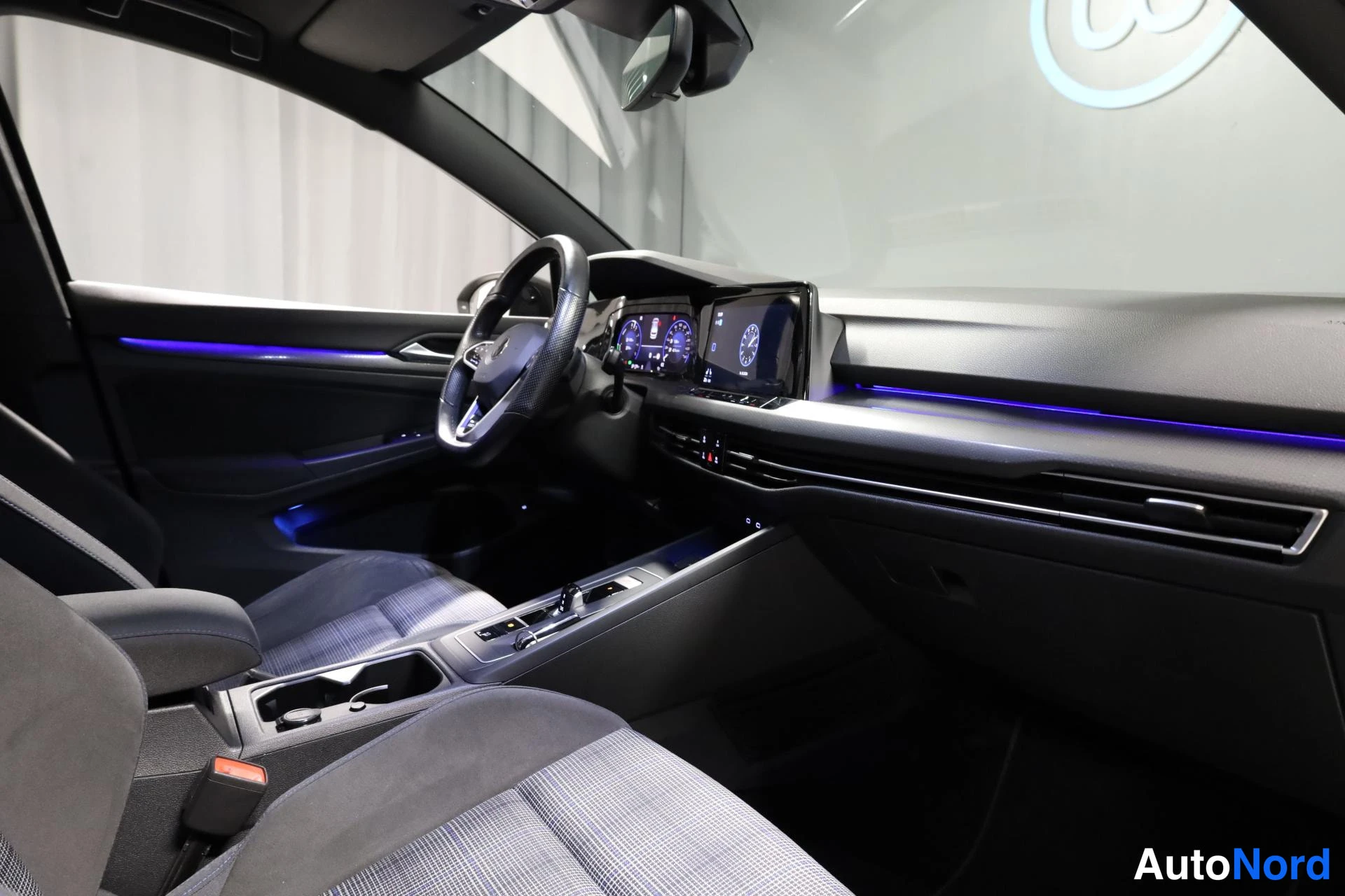 Grå Volkswagen Golf 2020, förarplats, bild 11