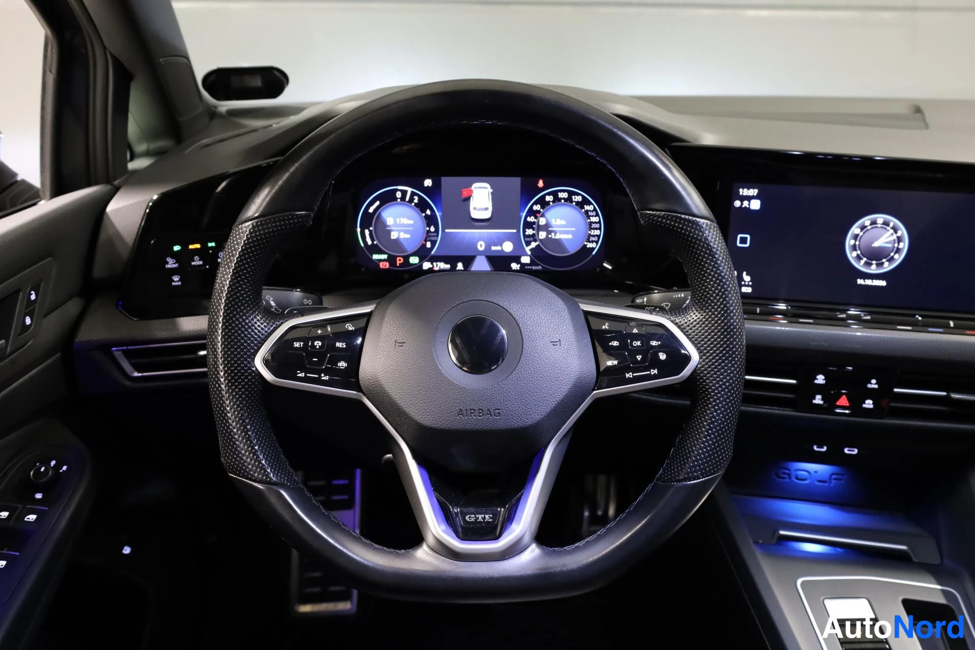 Grå Volkswagen Golf 2020, förarplats, bild 12