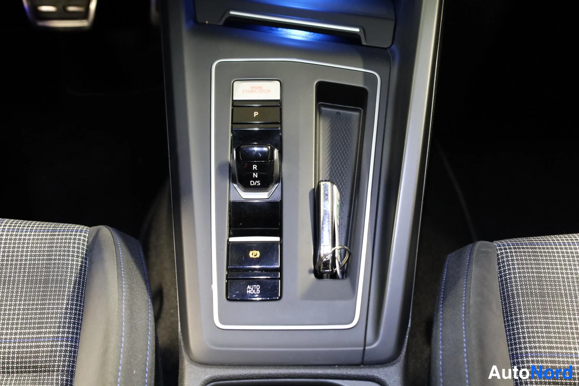 Grå Volkswagen Golf 2020, detalj, bild 23