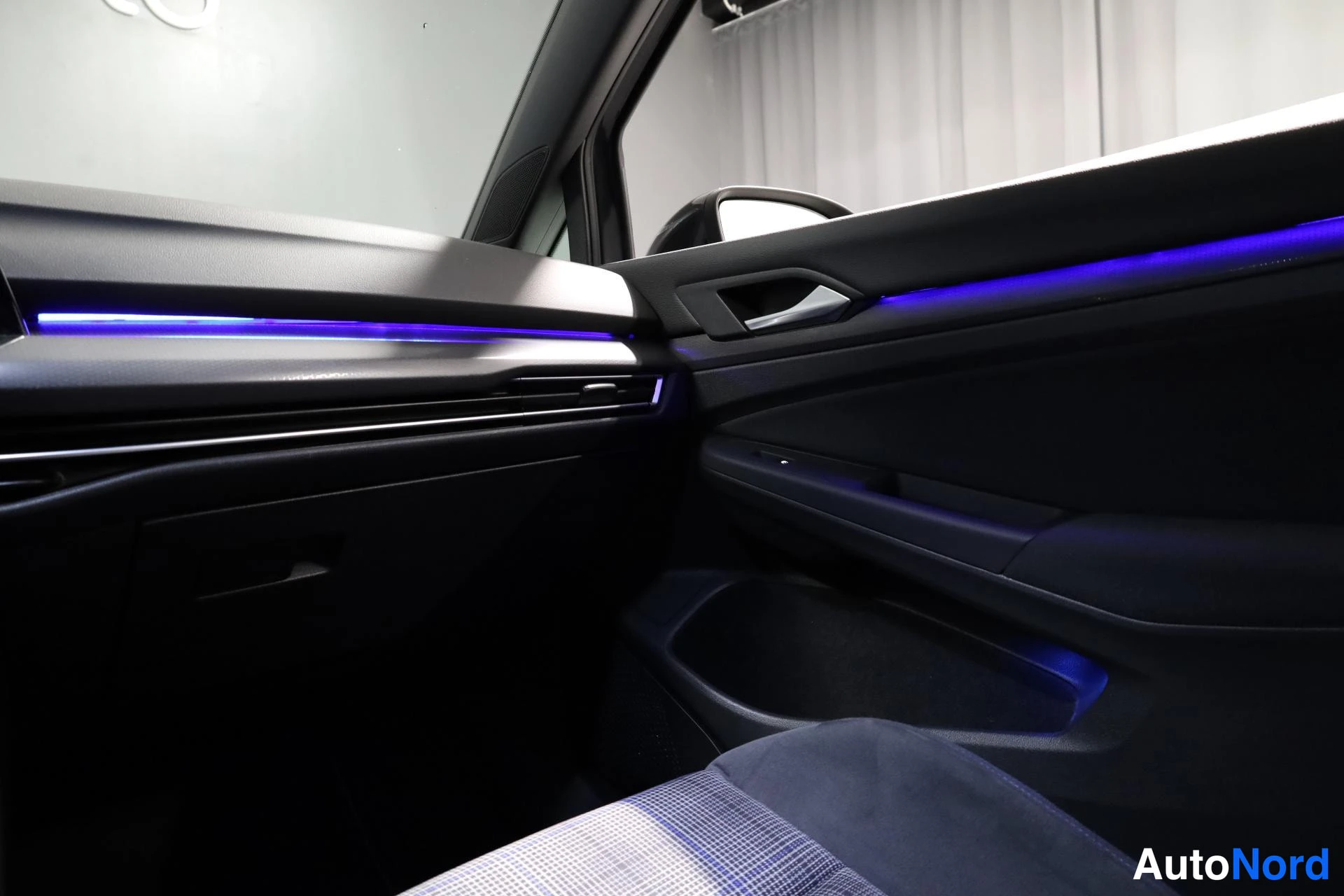 Grå Volkswagen Golf 2020, förarplats, bild 13