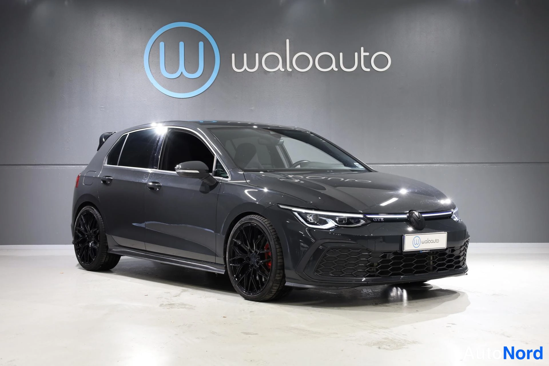 Grå Volkswagen Golf 2020, snett framifrån, fronten åt höger, bild 4