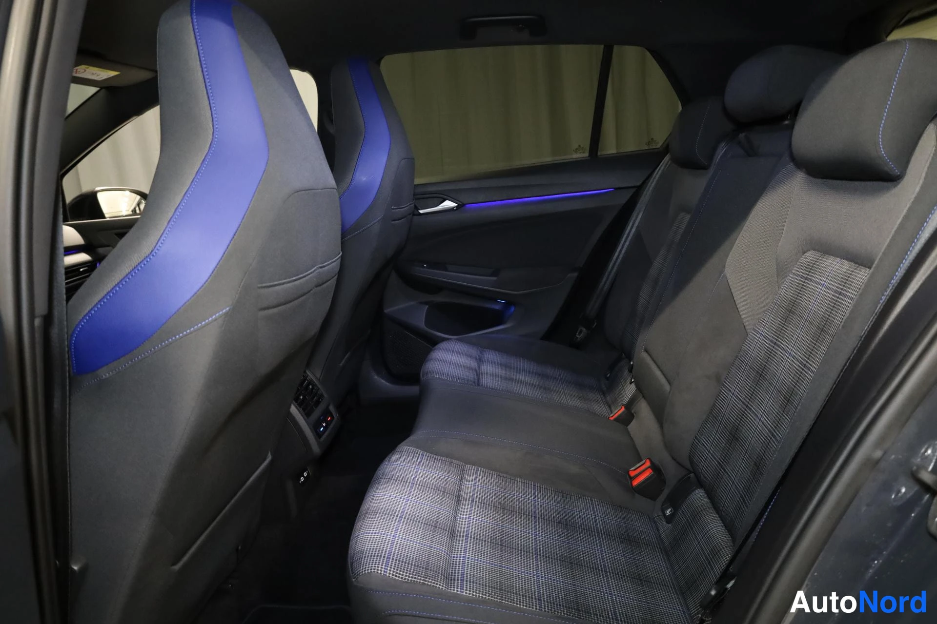 Grå Volkswagen Golf 2020, baksäten, bild 16