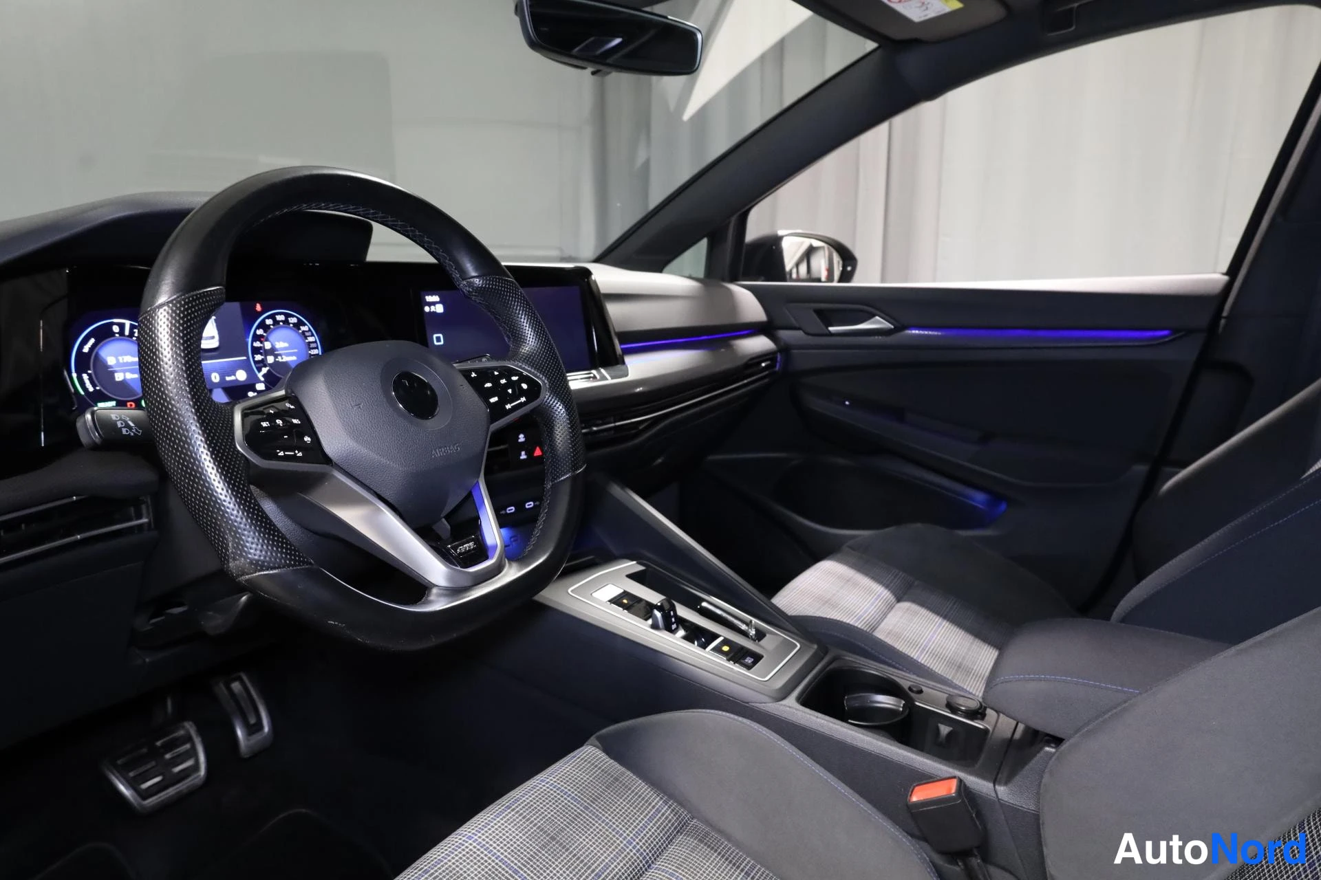 Grå Volkswagen Golf 2020, förarplats, bild 9