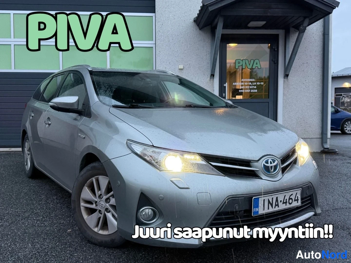 Harmaa Toyota Auris Touring Sports 2014, etuviisto, keula oikealle, kuva 2