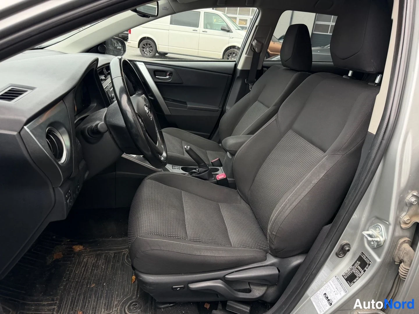 Grey Toyota Auris Touring Sports 2014, front seats, photo 6
