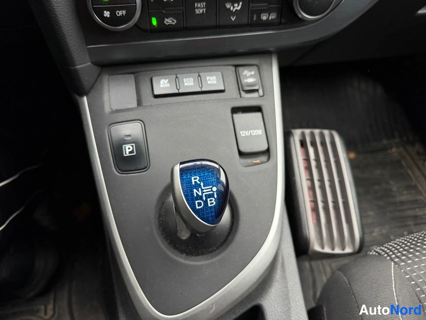 Grey Toyota Auris Touring Sports 2014, detail, photo 11