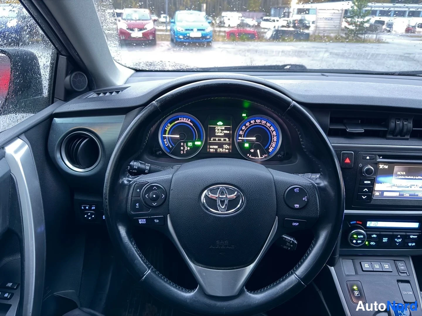 Harmaa Toyota Auris Touring Sports 2014, ohjaamo, kuva 3