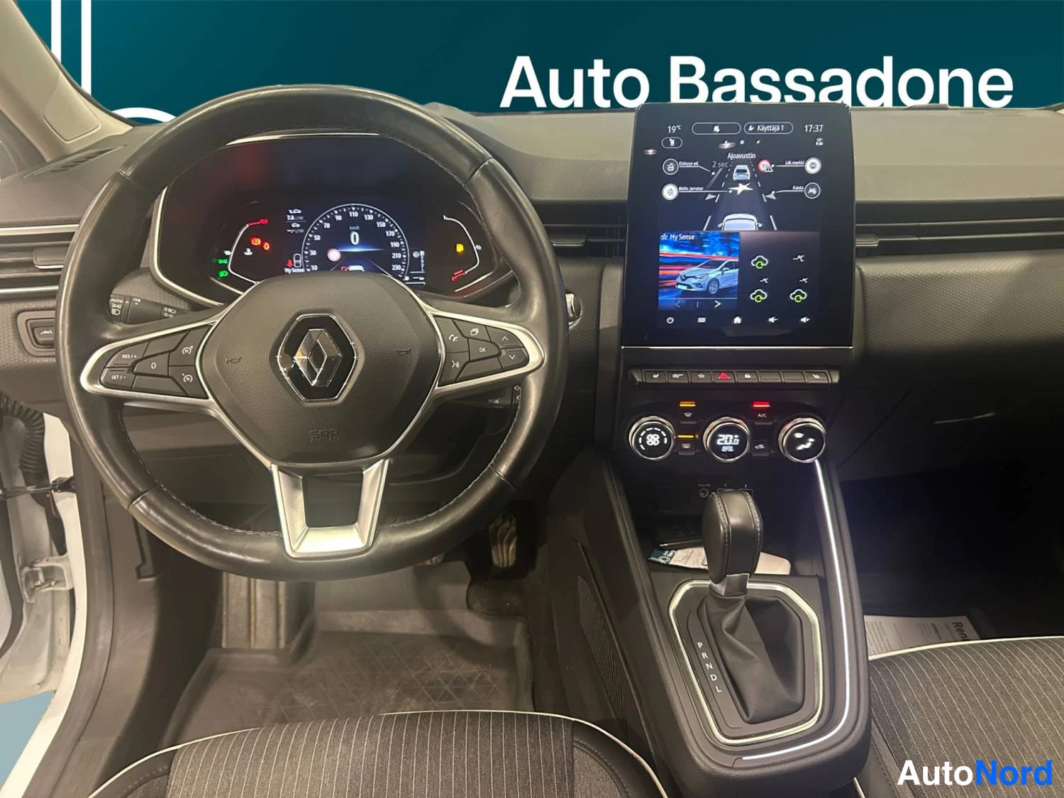 Valkoinen Renault Clio 2021, ohjaamo, kuva 10