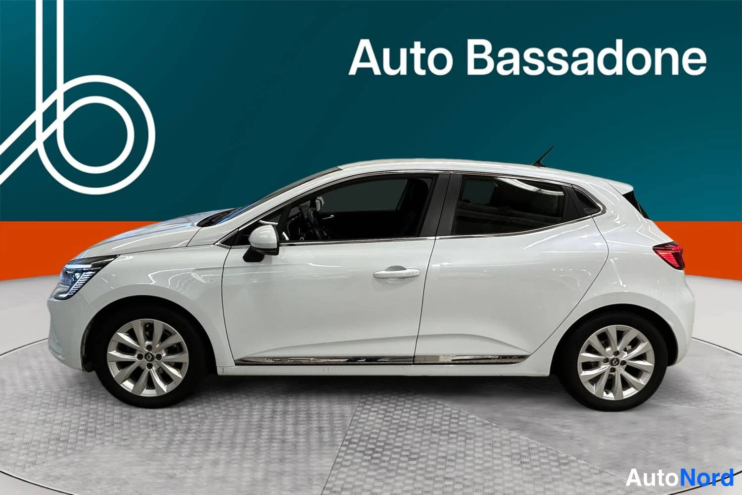 Valkoinen Renault Clio 2021, sivulta, kuva 5