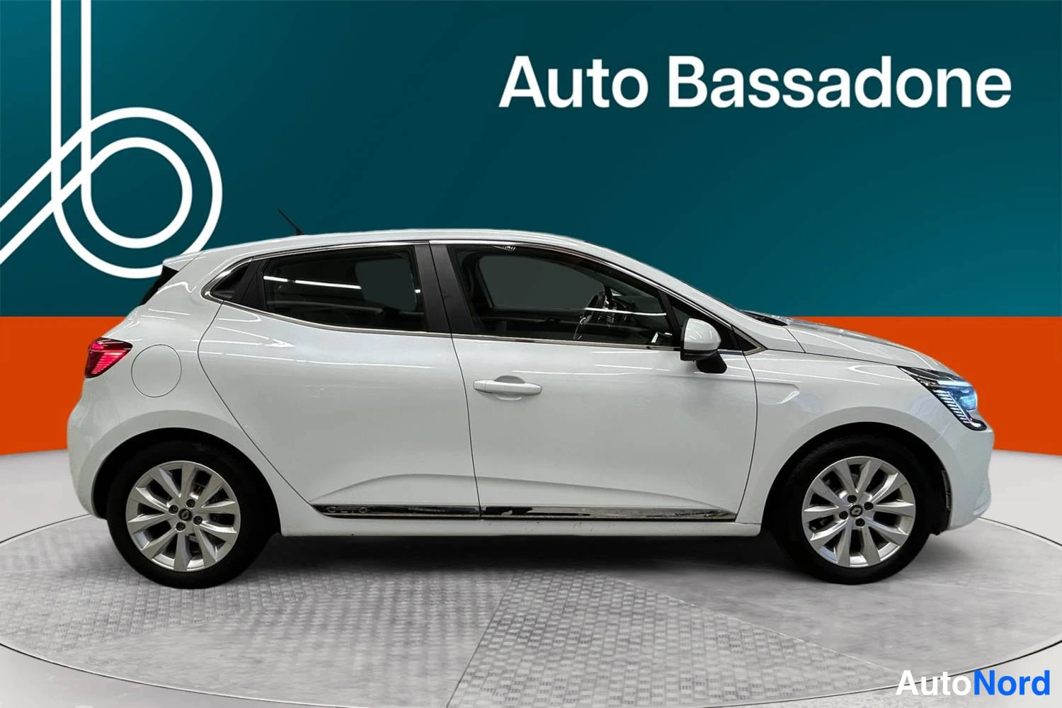 Valkoinen Renault Clio 2021, etuviisto, keula oikealle, kuva 2