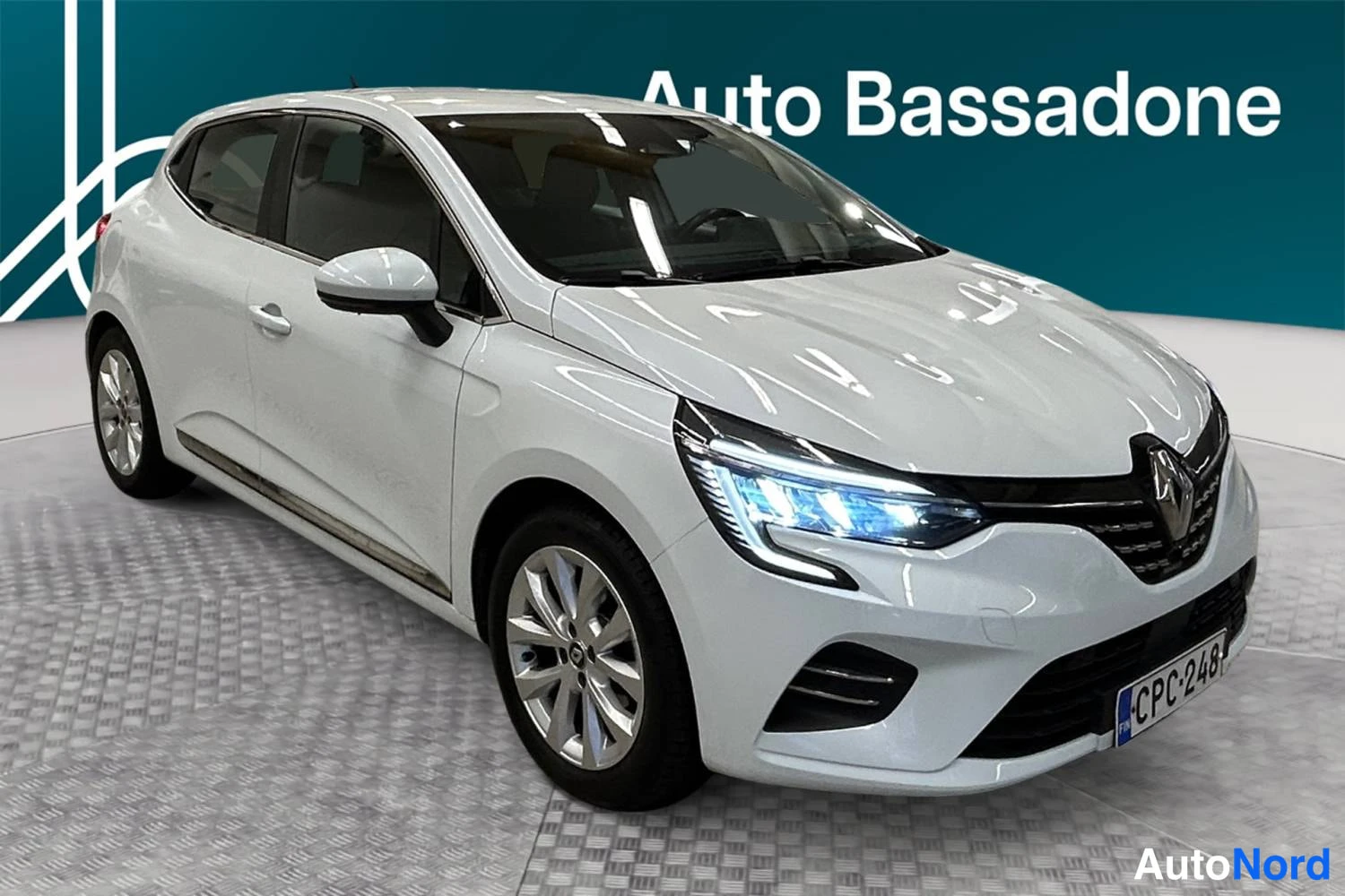 Valkoinen Renault Clio 2021, etuviisto, keula oikealle, kuva 3