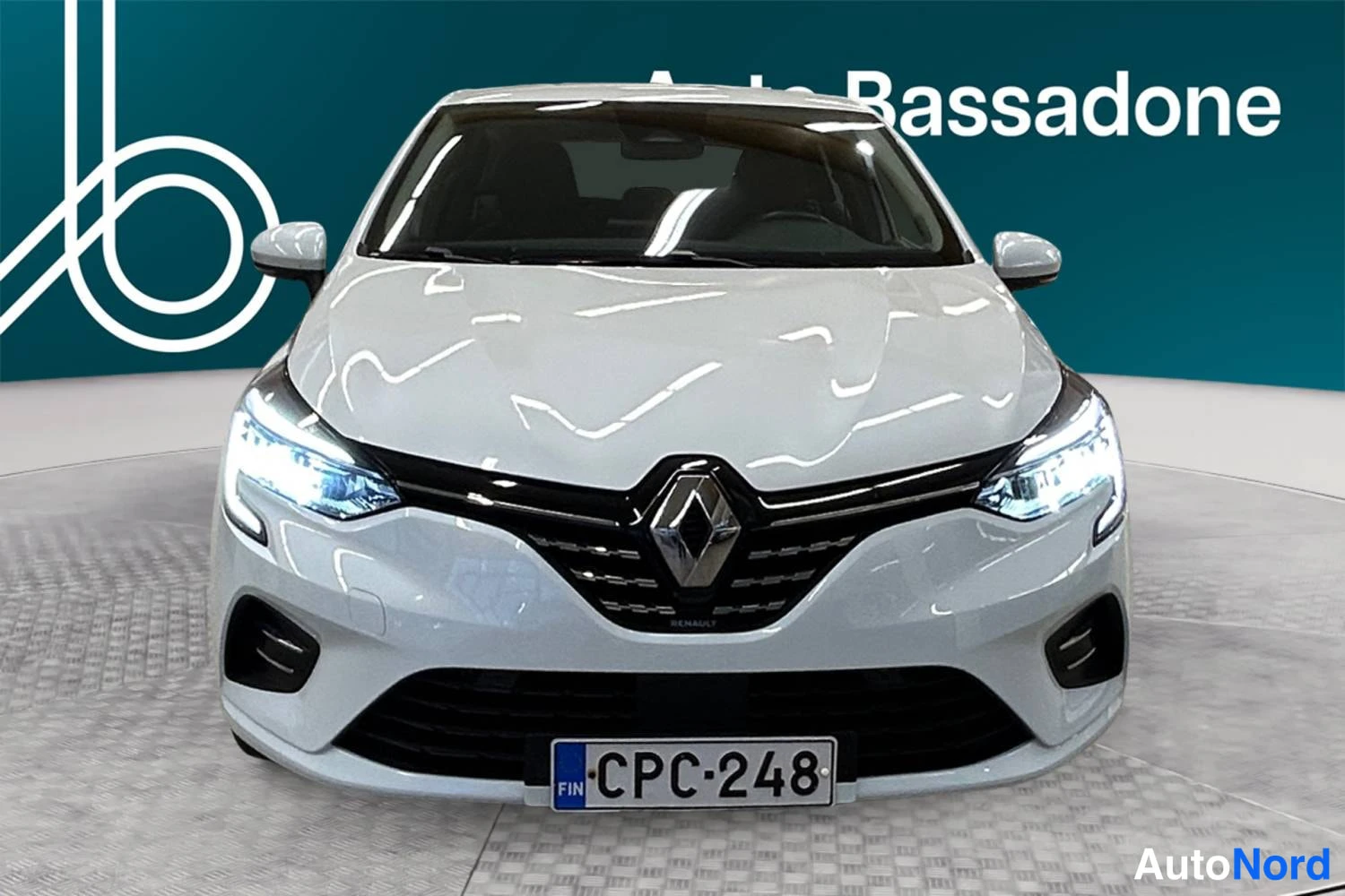 Valkoinen Renault Clio 2021, edestä, kuva 4