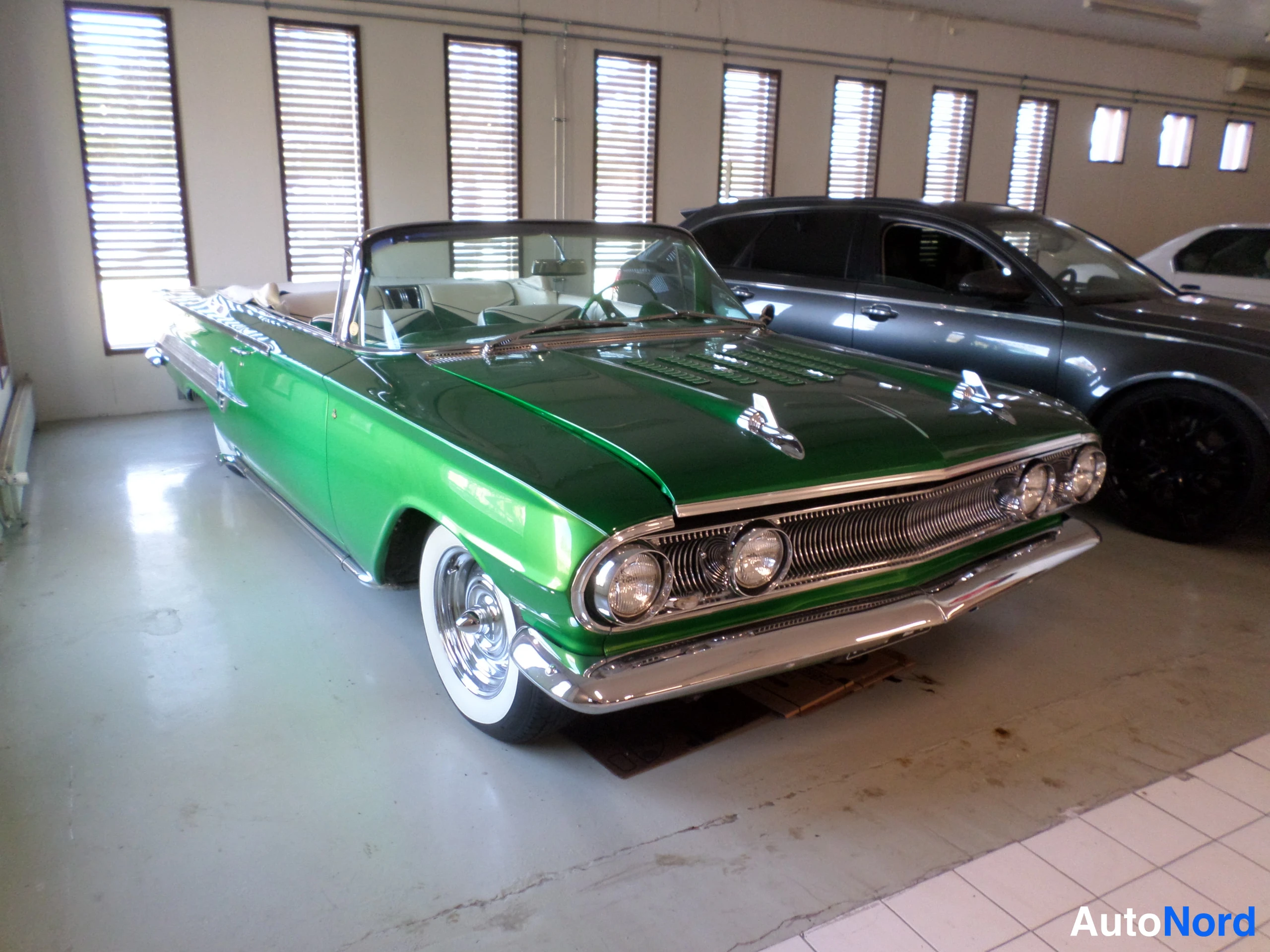 Vihreä Chevrolet Impala Convertible 1960, etuviisto, keula oikealle, kuva 2