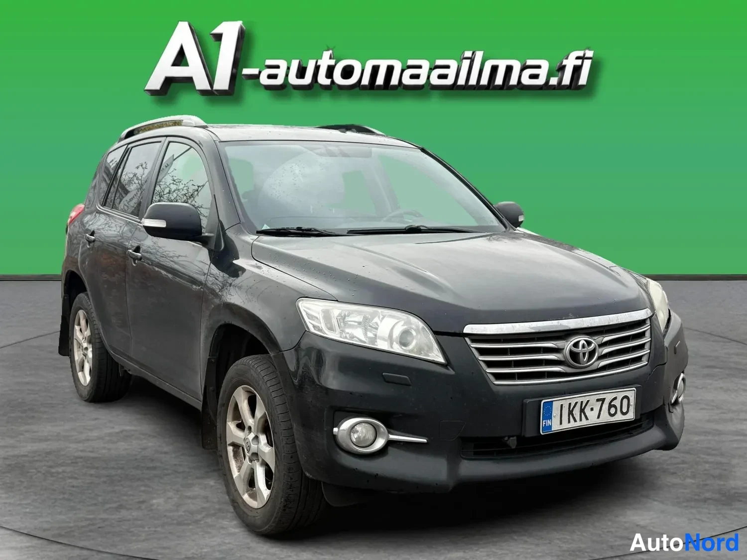 Musta Toyota RAV4 2011, etuviisto, keula oikealle, kuva 2
