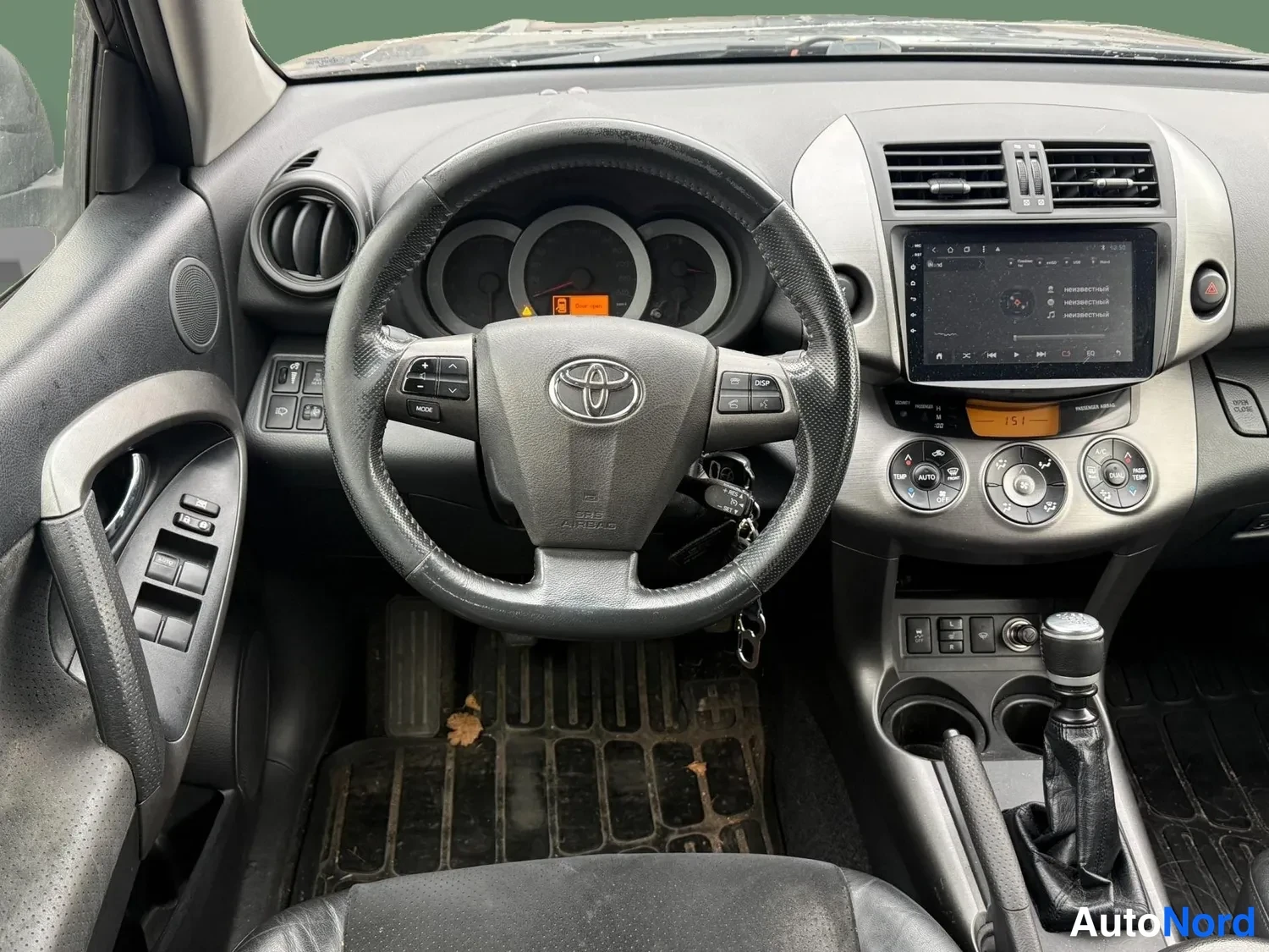 Musta Toyota RAV4 2011, ohjaamo, kuva 8