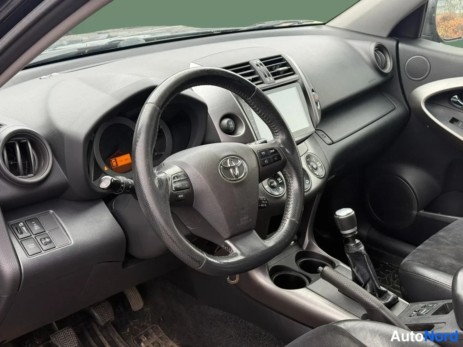 Musta Toyota RAV4 2011, ohjaamo, kuva 7