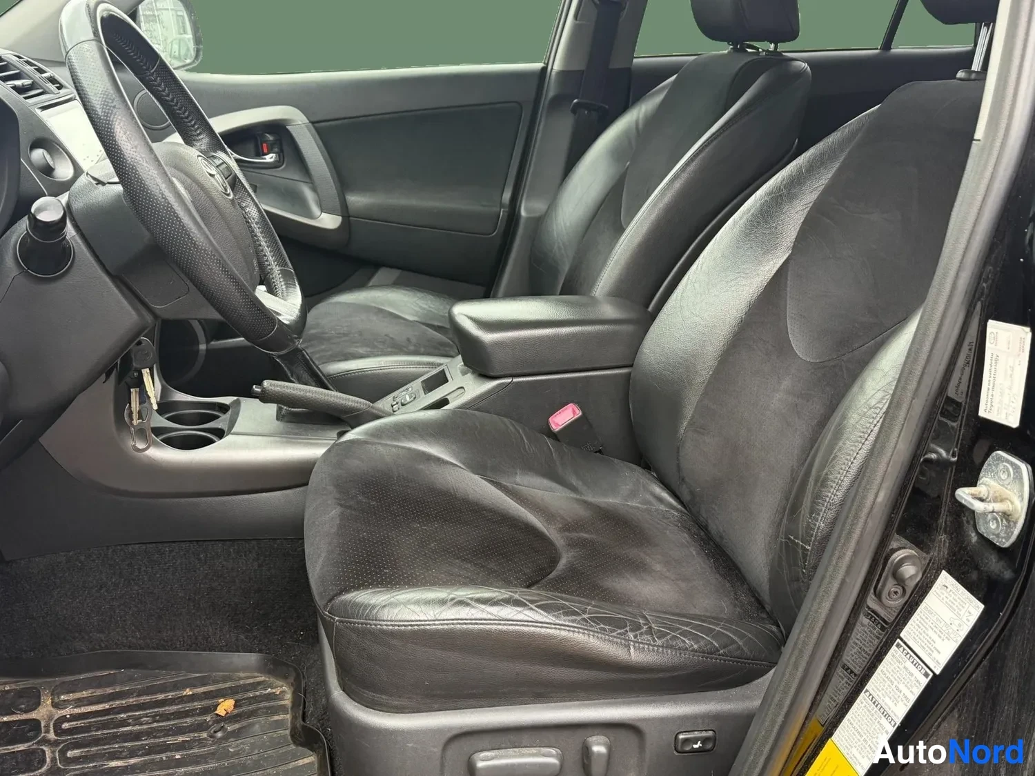 Musta Toyota RAV4 2011, etuistuimet, kuva 9