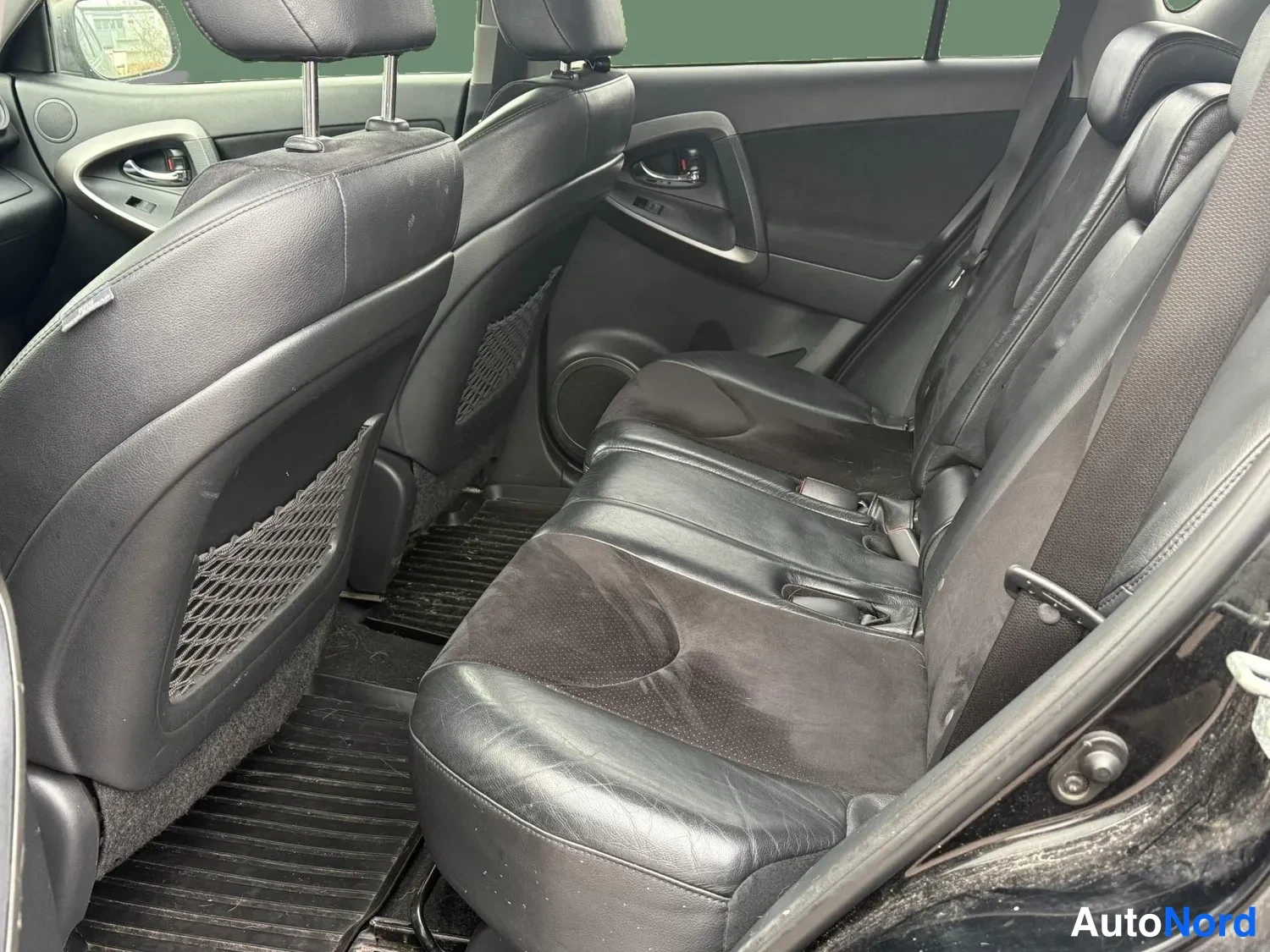 Musta Toyota RAV4 2011, takaistuimet, kuva 11