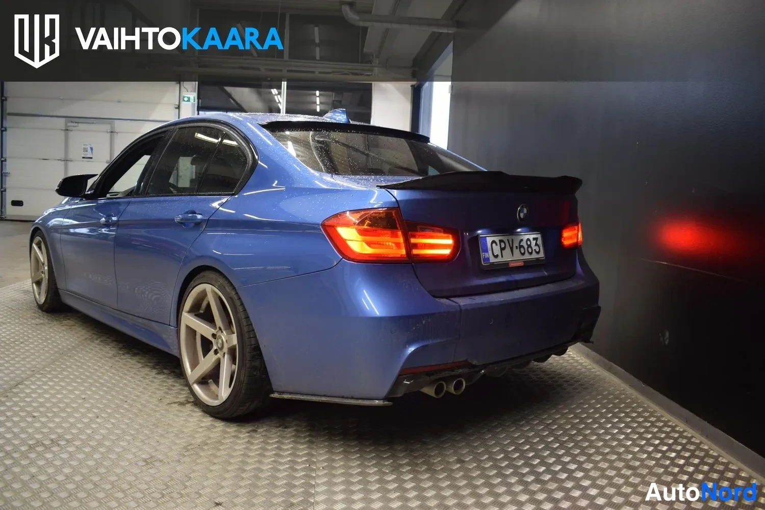 Sininen BMW 330d 2013, takaviisto, kuva 2
