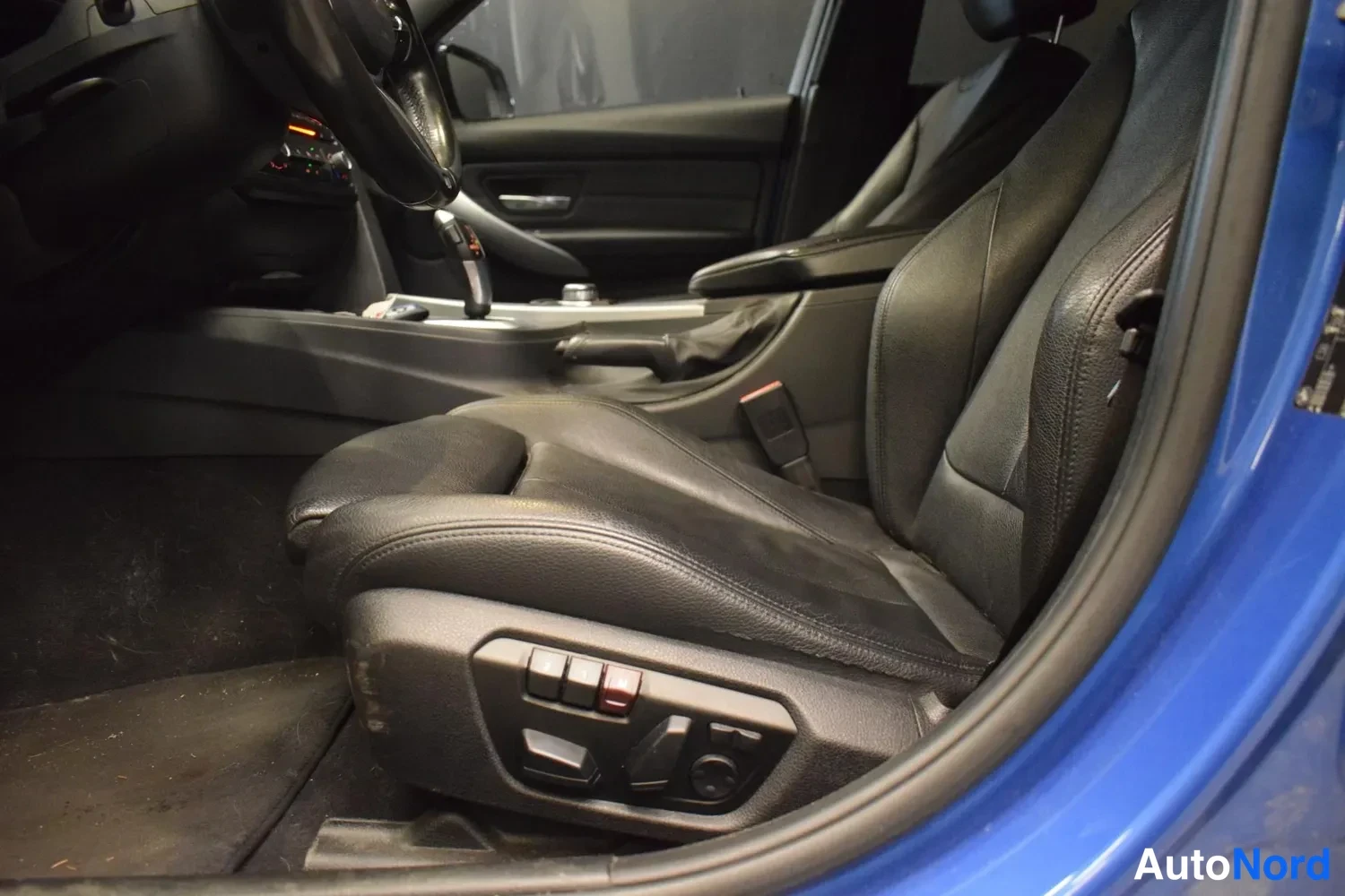 Sininen BMW 330d 2013, etuistuimet, kuva 4