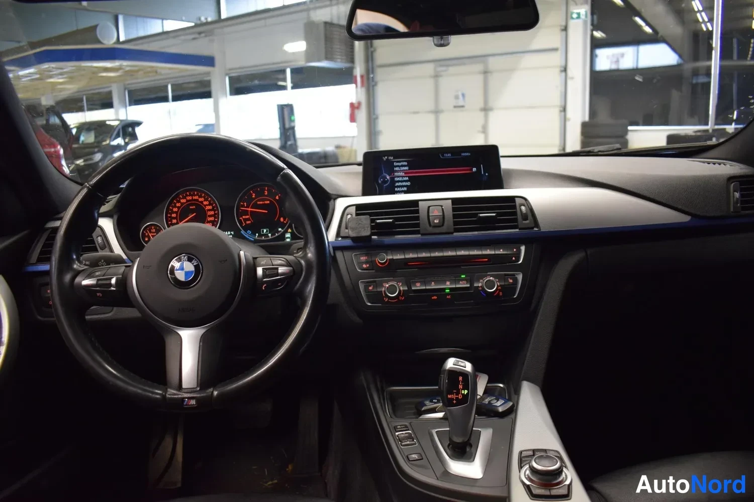 Sininen BMW 330d 2013, ohjaamo, kuva 3